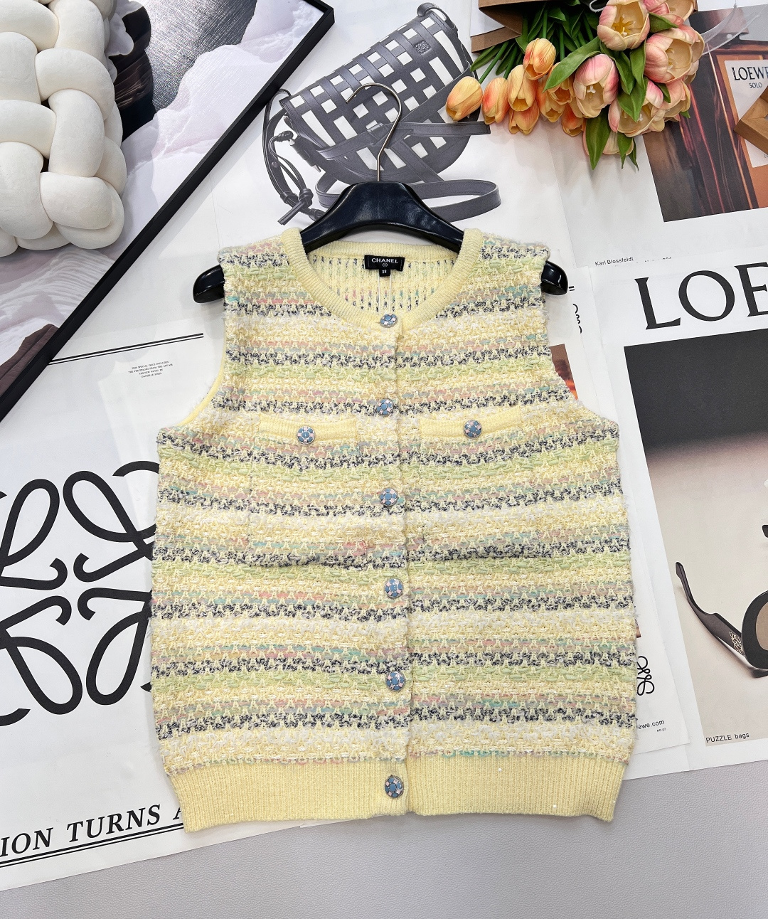 NO:657565,CHANEL's new small fragrant knitted knitted vest, with a spring atmosphere ceiling, an eye-catching light cream yellow tone, and the small fragrant vest with its own soft light filter is here. The classic sleeveless version is suitable for all seasons. The tweed weave is mixed with light gray and light pink pinstripes, like a spring garden woven into the fabric; the chest pocket is Xiaoxiang's signature exquisite detail, and the custom logo buckle is embellished with fresh blue tones, hiding a noble feeling in a low-key manner~  The soft and waxy knitted upper body does not scratch the skin. Wearing it alone makes you look gentle and elegant. When you layer a shirt/bottoming shirt, you can wear it to create a relaxed sense of layering. It can be used for commuting and dating to create an effortless high-end look. Complete with three standards, large quantities are shipped. Size sml code H,, chanel, shirts, alexander wang19860909CHANEL新款小香风编织针织马甲,春日氛围感天花板,一眼心动的淡奶油黄调,自带柔光滤镜的小香风马甲来啦 经典无袖版型适配所有季节,粗花呢编织混着浅灰、淡粉细条纹,像把春日花园织进衣料里；胸前的口袋是小香标志性的精致细节,定制logo扣缀着清新蓝调,低调里藏着贵气质感~ 软糯针织上身不扎肤,单穿是温柔大小姐,叠衬衫/打底衫又能穿出松弛的层次感,通勤、约会都能搭出毫不费力的高级感.三标齐全,大货出 尺码sml 编码H,,chanel,shirts,alexander wang,Women's clothing