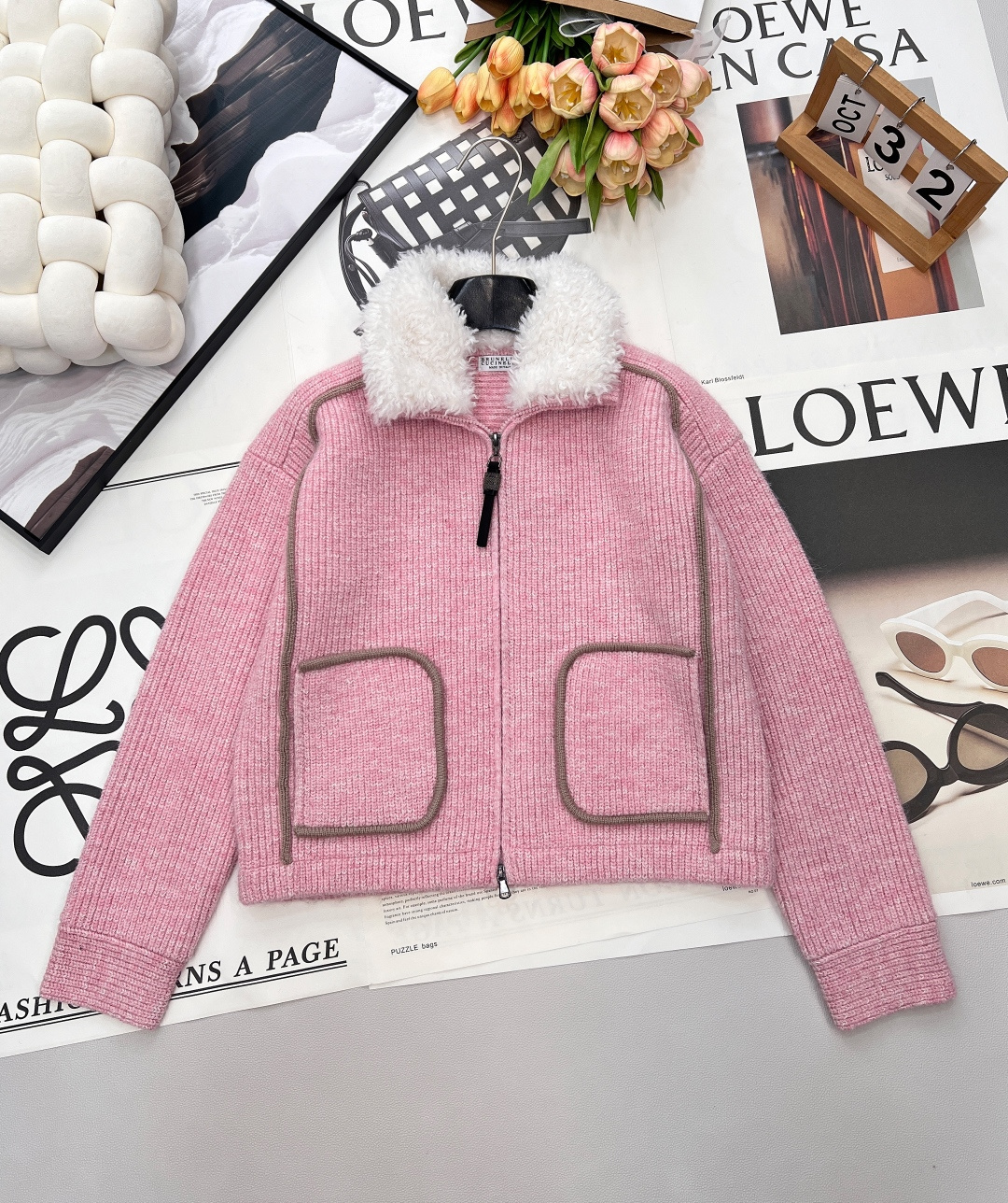 NO:657560,Brunellocucinelli's new luxury knitted jacket, a gentle 'battle' in winter, with the softness of cashmere, fluffy and rolled into a cloud - this BC knitted jacket is an experience of wearing a 'luxury touch' on the body. The pink tone is the sweetness of winter, the moire fabric is mixed with fine metal threads, and there is a looming luster when walking, like starlight kneaded into the yarn; detachable  The milky white plush collar is a two-way street between 'gentleness' and 'practicality'. It is a warm and sweet lady when worn, and can be worn as a neat knitted jacket when removed. The three-dimensional pocket + zipper design inspired by mountaineering jackets brings the right sense of relaxation and elegance - the turtleneck inside is lazy and relaxed, and the folded shirt is cool and ladylike. From commuting to dating, one piece can take care of all your gentle aura in winter. Complete with three standards, large quantity shipped.  size sml code B,,brunello cucinelli,jackets & coats,jackets & coats,shirts,alexander wang19860909Brunellocucinelli新款奢级针织夹克,冬日里的温柔「战袍」,羊绒的软,蓬揉成一团云朵——这件BC针织夹克,是把「奢级触感」穿在身上的体验.粉调是冬日里的甜,云纹织物混着细碎金属线,走动时泛着若隐若现的光泽,像把星光揉进了纱线；可脱卸的奶白毛绒领,是「温柔」和「实用」的双向奔赴,装上是暖甜大小姐,卸下又能当利落针织外套穿.登山服灵感的立体口袋+拉链设计,把松弛感和贵气感捏得刚好——内搭高领衫是慵懒松弛,叠衬衫又是清冷大小姐,从通勤到约会,一件承包你冬日所有温柔气场.三标齐全,大货出 尺码sml 编码B,,brunello cucinelli,jackets & coats,jackets & coats,shirts,alexander wang,Women's clothing