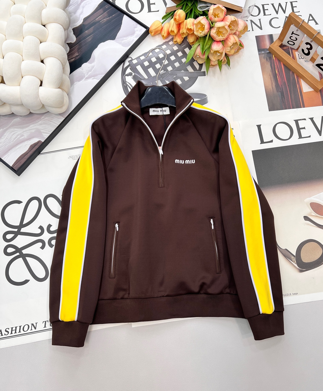 NO:657546,Miumiu2025 new letter embroidered stand collar web sweatshirt, customized YB imported cotton blended material, fine gloss, skin-friendly and comfortable, stand collar pullover sweatshirt cut, zipper half placket design, fashionable and relaxed, the shoulders extend to the cuffs, decorated with bright yellow contour webbing, colliding with the dark brown color of the body, the letter logo highlights the style, rich layers, with practical zipper pockets, the wear is not monotonous, and the college age is reduced. Customized surface accessories  , complete three standards, large shipments, size sml code M, miumiu, hoodie, sweatshirts, alexander wang19860909Miumiu2025新款字母刺绣立领织带卫衣,定制YB进口棉纶混纺材质,光泽细腻,亲肤舒适,立领套头卫衣裁剪,拉链半开襟设计,时髦松弛,两肩延伸至袖口,饰以亮黄色轮廓线织带装饰,与大身深棕色彩碰撞,字母徽标凸显格调,丰富层次,配合实用性拉链口袋,穿搭不单调,学院减龄.定制面辅料 ,三标齐全,大货出 尺码sml 编码M,,miumiu,hoodie,sweatshirts,alexander wang,Women's clothing