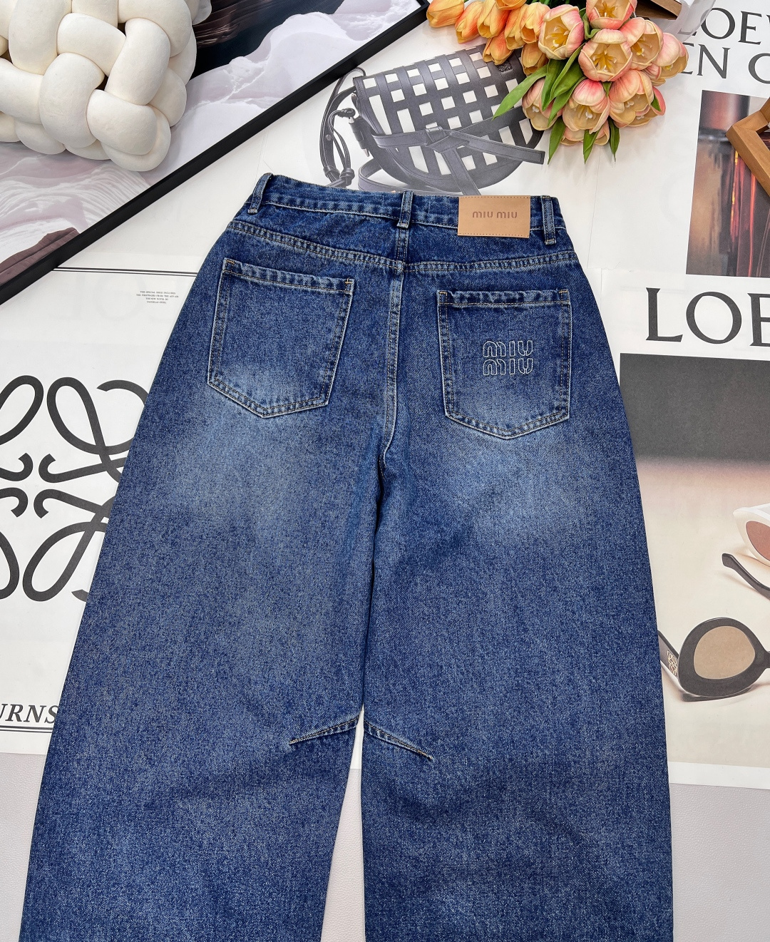 🆕26早春新品MIU字母口袋刺绣弯刀牛仔裤，这款采用纯棉材质口袋刺绣字母酵洗水工艺高腰阔腿版型上身显瘦遮