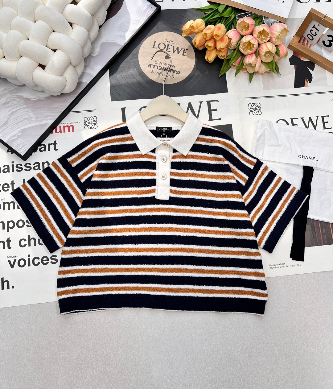 NO:657517,Chanel2025 new knitted striped short-sleeves, customized YB cotton yarn weaving, dense fine knitting, soft and waxy texture, comfortable and skin-friendly, half-open lapel knitted short-sleeved cut, loose silhouette and dropped shoulder design, relaxed neutral style, three-color stripes arranged horizontally on the body, round button camellia decoration, fashionable temperament, rich design layering, fashionable and western style. Comes with exquisite lace dust bag packaging, complete with three labels, two colors  Size sml code H,,chanel,T-shirt,alexander wang19860909Chanel2025新款针织条纹短袖,定制YB棉毛纱线织造,密度细针织造,软糯质地,舒适亲肤,翻领半开襟针织短袖剪裁,宽松廓形落肩设计,松弛中性风格拉满,大身三色条纹横向排列,圆扣山茶花装点,穿出时髦气质,丰富设计层次感,穿搭时尚洋气.配有精致系带防尘袋包装 三标齐全,两色出 尺码sml 编码H,,chanel,T-shirt,alexander wang,Women's clothing