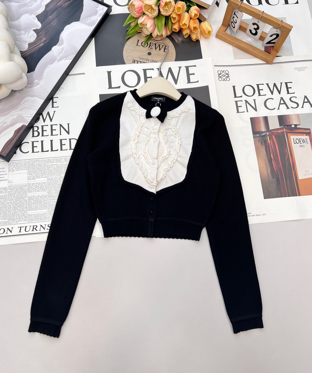 NO:657561,CHANEL's new small fragrant style black and white swan-like small bow knitted cardigan, classic black and white contrasting colors bring an elegant atmosphere~  The body is made of soft black knitted fabric, with milky white three-dimensional decoration on the neck and front. The pleated lace + embossed texture are exquisite and have a retro feel. The small bow + round buttons on the collar are the finishing touch, sweet, cool and noble. The short version is neat and proportional, and the long sleeves are suitable for multi-season wear. It can be worn with skirts and trousers every day to create a ladylike atmosphere ~ Three standards are complete, and large quantities are shipped. Size sml code, chanel, skirts, alexander  wang19860909CHANEL新款小香风黑白天鹅感小蝴蝶结针织开衫,经典黑白撞色自带优雅氛围~ 衣身是柔软的黑色针织,领口与前襟拼接奶白色立体装饰,褶皱花边+浮雕纹理精致又有复古感,领口的小蝴蝶结+圆形纽扣是点睛之笔,甜酷又显贵气.短款版型利落显比例,长袖适配多季节穿搭,日常搭裙装、裤装都能穿出大小姐氛围感~三标齐全,大货出 尺码sml 编码,,chanel,skirts,alexander wang,Women's clothing