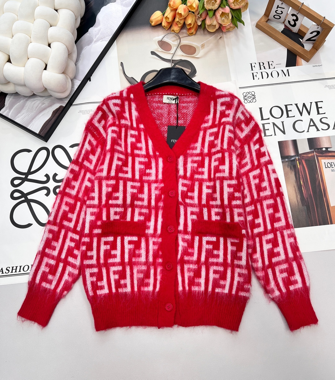 NO:658421,2025Ss FENDI FFV collar knitted cardigan, New Year red, double F classic logo letters, jacquard craftsmanship on the whole piece, sexy and slimming~ Fully printed logo, contrasting edge design, fashionable and retro, versatile and not picky. The fabric is made of wool blended fabric, super soft, waxy and comfortable~ I love this one, super classy!  You may feel a bit old-fashioned before wearing it. This top is guaranteed to be a real fragrance for large-scale events. The top is fashionable and versatile. Everyone has one!  Complete three standards, big shipments, size sml code, fendi, alexander wang198609092025Ss FENDI FFV领针织开衫,新年红 双F经典logo字母 整件提花工艺性感显瘦～ 满印logo 撞色边缘设计时髦复古 百搭不挑人 面料采用羊毛混纺面料,超级软糯舒服～ 超爱的这款 超级有气质！没穿之前可能感觉有点老气一上身保证大型真香现场 上身时髦的不要不要的 无敌百搭款 人手一件哦！三标齐全,大货出 尺码sml 编码,,fendi,alexander wang,Women's clothing