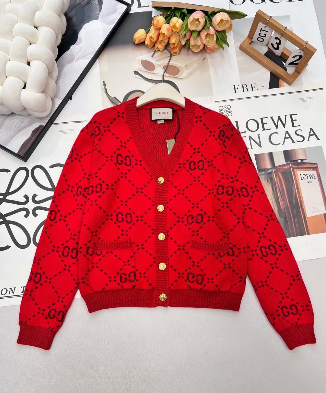 NO:658417,GUCCI New Year's red jacquard presbyopia cardigan. New Year's limited red red with festive atmosphere. Double G letter contrasting gold silk wool yarn has a delicate and soft texture. Classic, casual and fashionable!  Classic retro and fashionable, brightening up the boring atmosphere. Loaded with retro feelings, pursuing classic rebirth, advanced modernity and pragmatism. Whether it is the style, color or jacquard, it is unparalleled. With a slightly loose version, it has a calm and relaxed feel. It is soft and delicate, warm and gentle with a bit of muscle outline. It has both retro style and modern sense ~ complete three standards, large quantities. Size sml code G,, gucci, alexander wang19860909GUCCI 新年红提花老花开衫 新年限定红色节日氛围感 双G字母撞色金丝羊毛纱线质感细腻柔软 经典休闲时髦！ 经典复古且时髦 点亮沉闷的气氛 装载复古情怀,追求经典新生 进阶摩登兼顾实用主义 无论是版型颜色还是提花 都是无与伦比的赞赞赞 配上略微宽松的版型 有一种气定神闲的自在 柔软细腻 保暖温柔且带着点筋骨轮廓 既具有复古风情 又融合了现代感～三标齐全,大货出 尺码sml 编码G,,gucci,alexander wang,Women's clothing