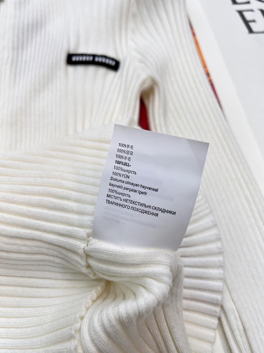 🆕 MIUMIU 新款字母贴片弹力针织开衫这款羊毛针织开衫诠释简约休闲风格。罗纹针织形成别样纹理，短裁版