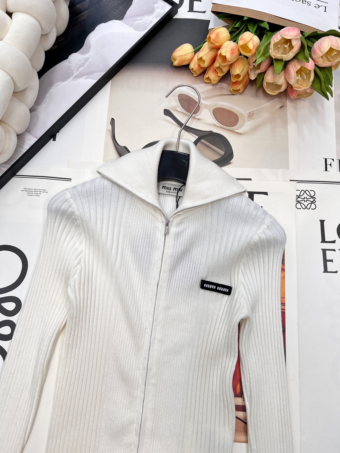 🆕 MIUMIU 新款字母贴片弹力针织开衫这款羊毛针织开衫诠释简约休闲风格。罗纹针织形成别样纹理，短裁版