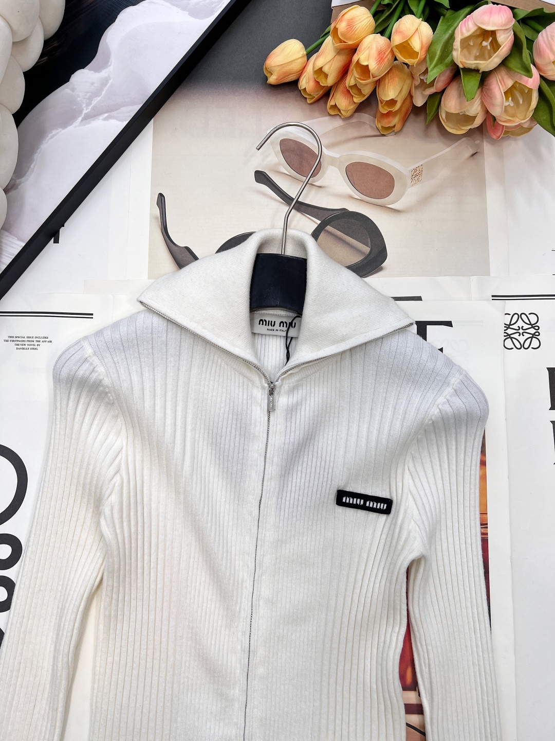 🆕 MIUMIU 新款字母贴片弹力针织开衫这款羊毛针织开衫诠释简约休闲风格。罗纹针织形成别样纹理，短裁版