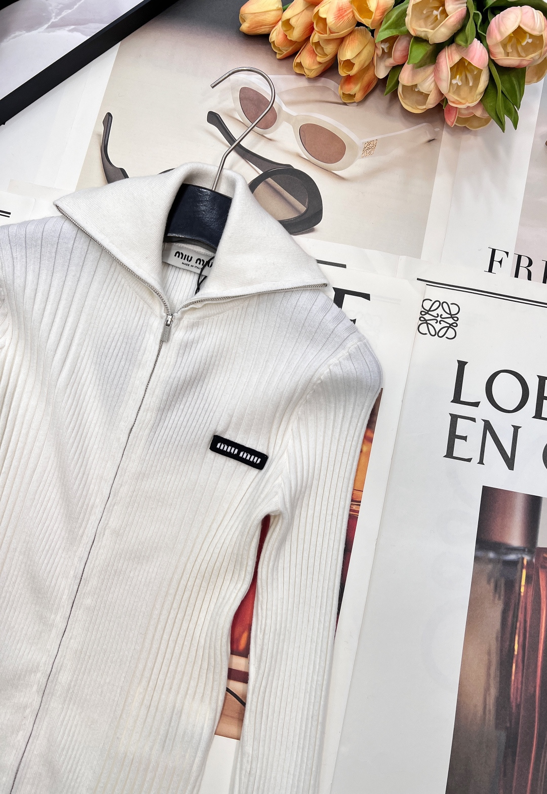 🆕 MIUMIU 新款字母贴片弹力针织开衫这款羊毛针织开衫诠释简约休闲风格。罗纹针织形成别样纹理，短裁版