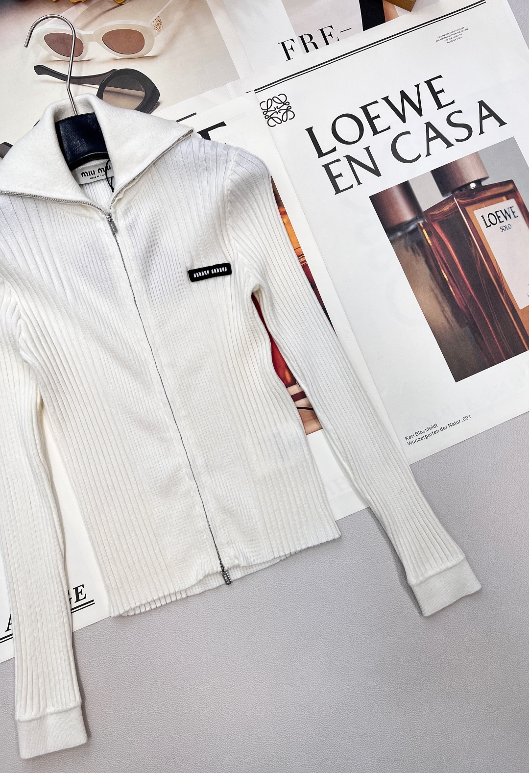 🆕 MIUMIU 新款字母贴片弹力针织开衫这款羊毛针织开衫诠释简约休闲风格。罗纹针织形成别样纹理，短裁版