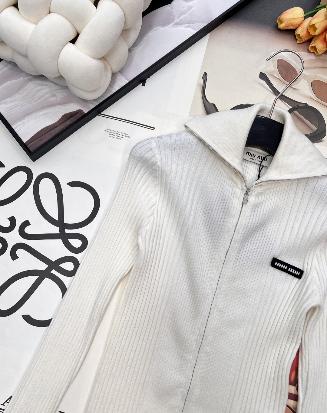 🆕 MIUMIU 新款字母贴片弹力针织开衫这款羊毛针织开衫诠释简约休闲风格。罗纹针织形成别样纹理，短裁版