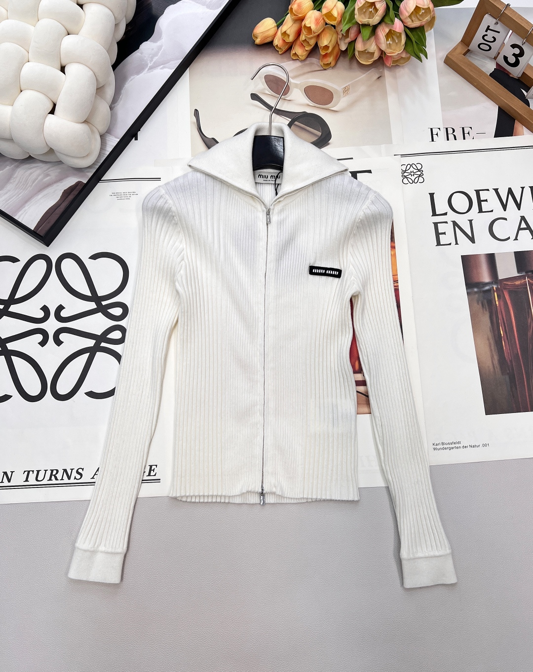 NO:658428,MIUMIU's new letter patch stretch knitted cardigan. This wool knitted cardigan interprets a simple and casual style. The rib knitting creates a different texture, and the short-cut version highlights the modern aesthetics. The knitted logo patch adds an iconic element. The zippers are made of metal and have a very textured wool fabric, which feels thick and high in weight. The lapel design is slim fit and has a proper hot girl style~ It feels clean and the upper body is very lazy and has a very gentle feeling.  The short, slim fit is really slimming!  All three standards are complete, two colors are shipped in bulk, size sml, code M, miumiu, alexander wang19860909MIUMIU 新款字母贴片弹力针织开衫 这款羊毛针织开衫诠释简约休闲风格.罗纹针织形成别样纹理,短裁版型则彰显摩登美学.针织徽标贴布平添标志性元素. 拉链都是金属材质 很有质感 羊毛面料,手感厚实高克重 翻领设计 修身版型 妥妥辣妹风～ 干干净净的感觉 上身就是很慵懒 很温柔的感觉 小短款修身版型 真的好显瘦！三标齐全,两色大货出 尺码sml 编码M,,miumiu,alexander wang,Women's clothing