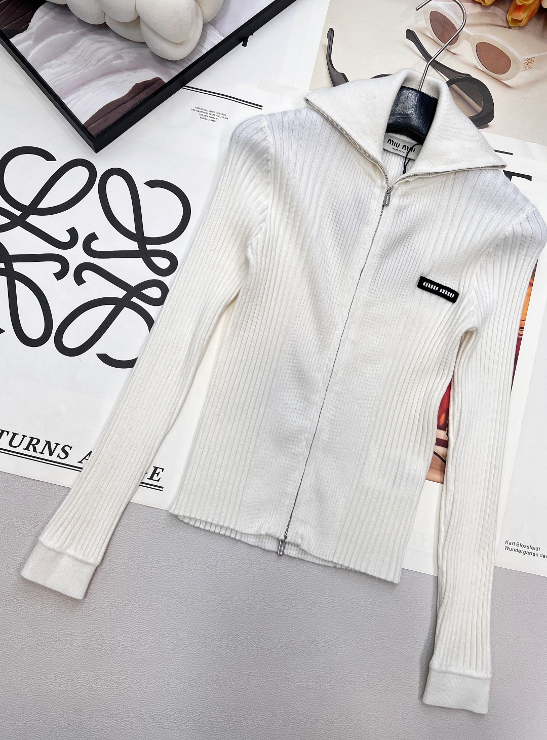 🆕 MIUMIU 新款字母贴片弹力针织开衫这款羊毛针织开衫诠释简约休闲风格。罗纹针织形成别样纹理，短裁版