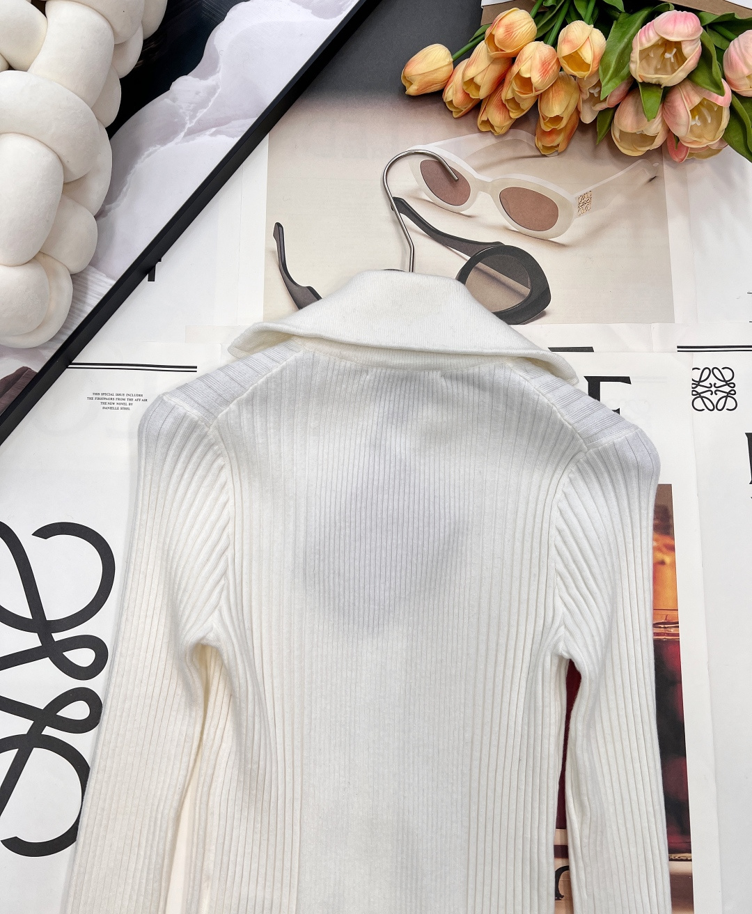 🆕 MIUMIU 新款字母贴片弹力针织开衫这款羊毛针织开衫诠释简约休闲风格。罗纹针织形成别样纹理，短裁版