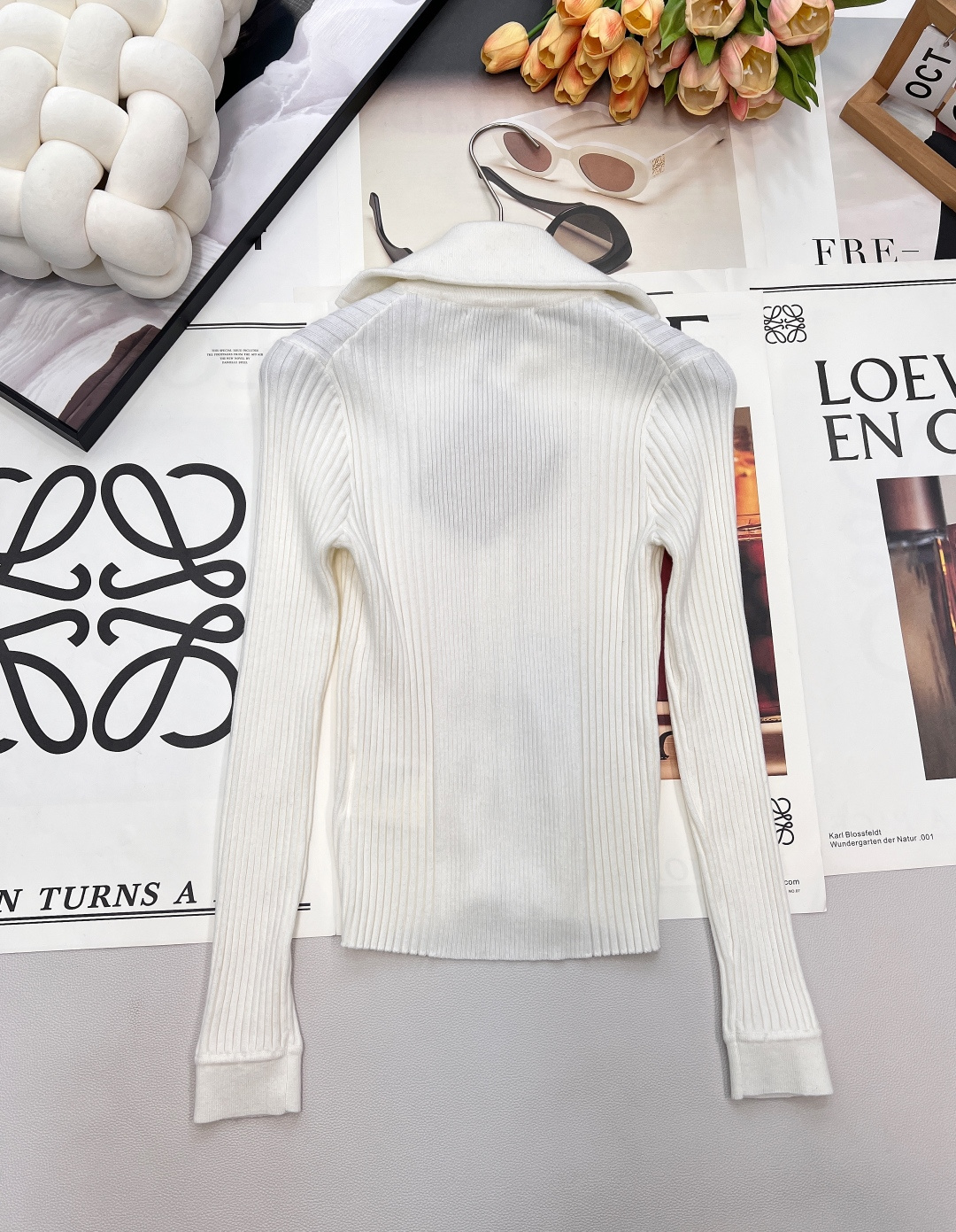 🆕 MIUMIU 新款字母贴片弹力针织开衫这款羊毛针织开衫诠释简约休闲风格。罗纹针织形成别样纹理，短裁版