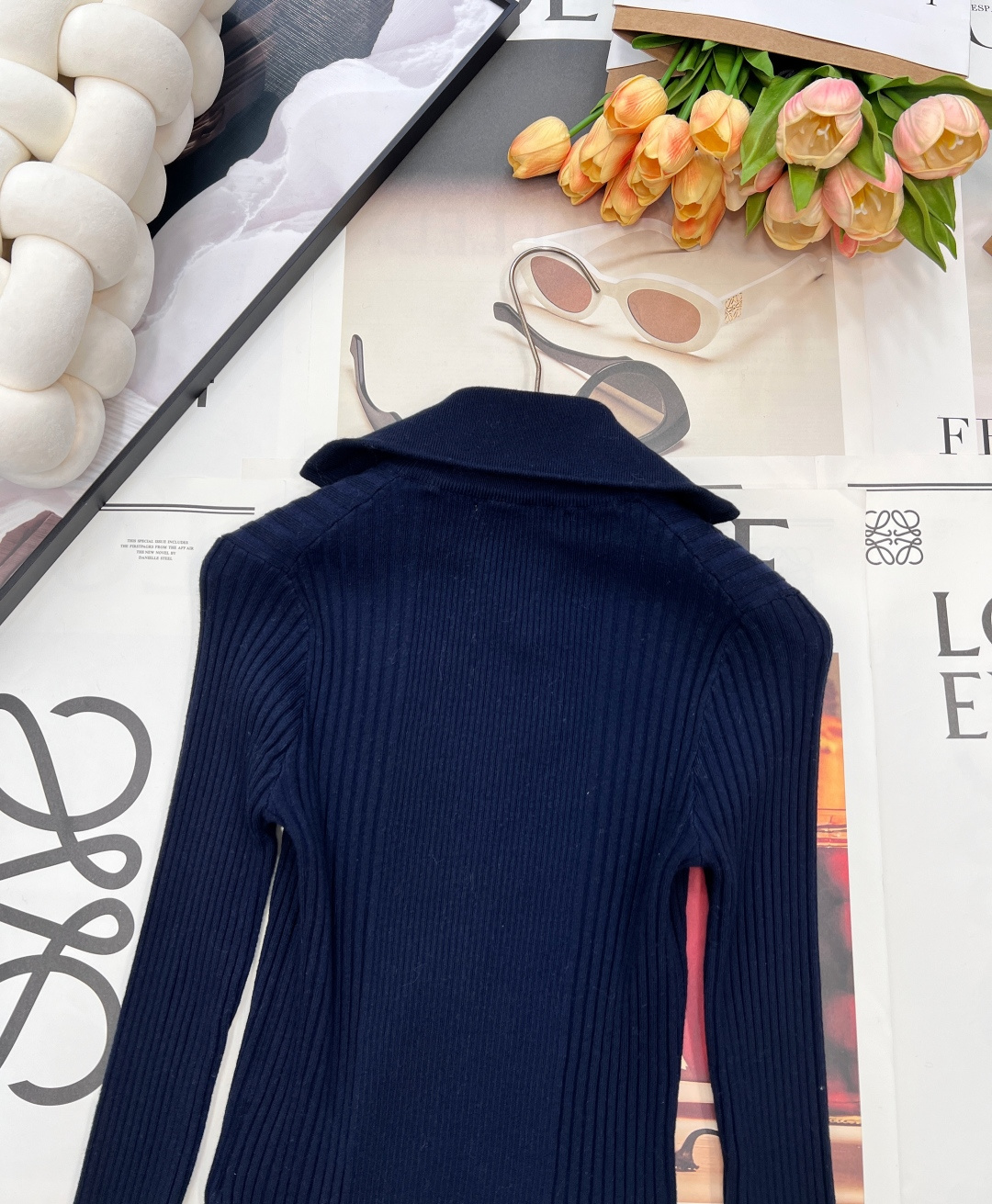 🆕 MIUMIU 新款字母贴片弹力针织开衫这款羊毛针织开衫诠释简约休闲风格。罗纹针织形成别样纹理，短裁版