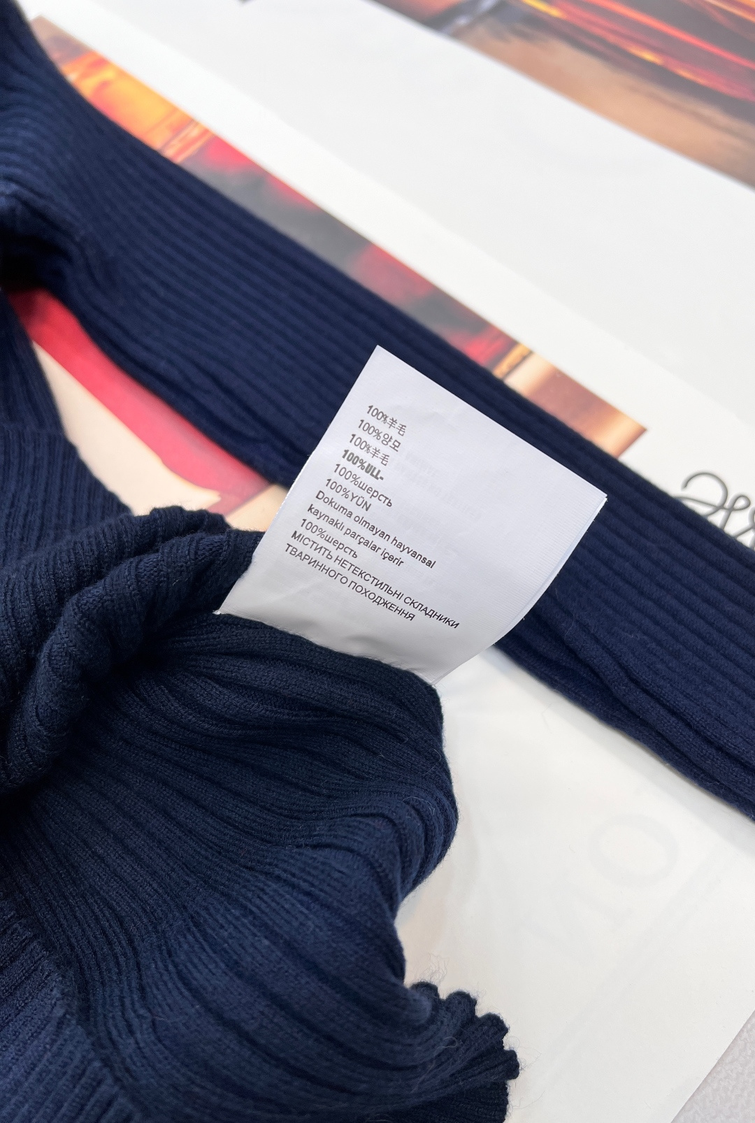 🆕 MIUMIU 新款字母贴片弹力针织开衫这款羊毛针织开衫诠释简约休闲风格。罗纹针织形成别样纹理，短裁版