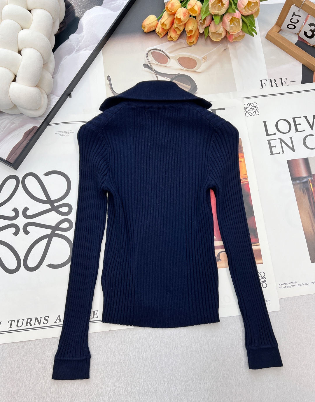 🆕 MIUMIU 新款字母贴片弹力针织开衫这款羊毛针织开衫诠释简约休闲风格。罗纹针织形成别样纹理，短裁版