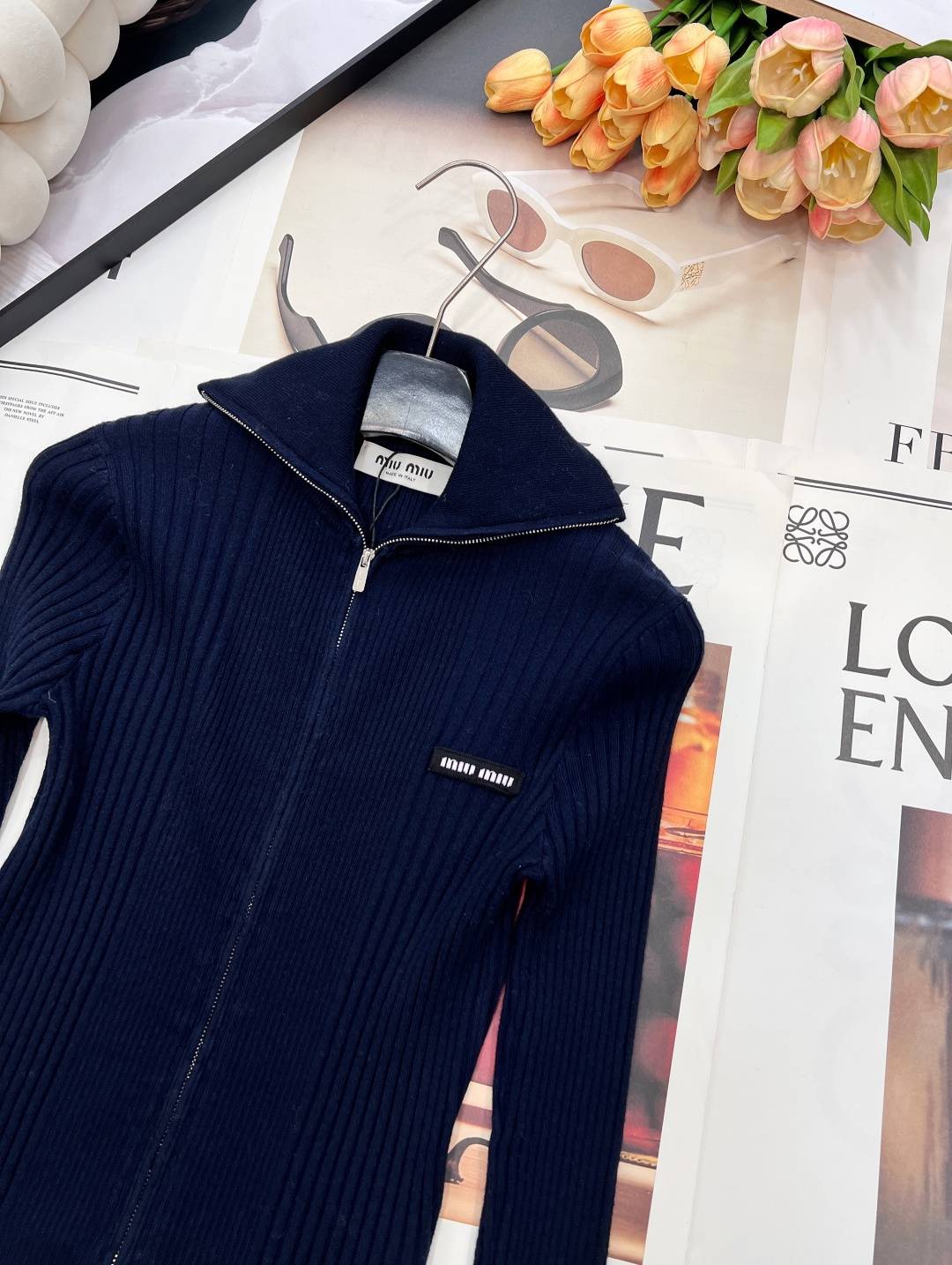 🆕 MIUMIU 新款字母贴片弹力针织开衫这款羊毛针织开衫诠释简约休闲风格。罗纹针织形成别样纹理，短裁版