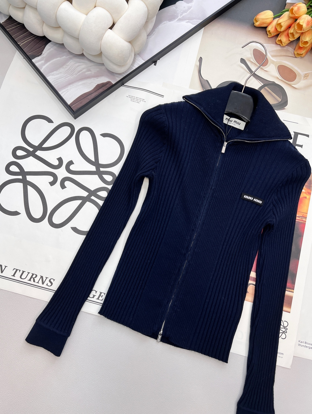 🆕 MIUMIU 新款字母贴片弹力针织开衫这款羊毛针织开衫诠释简约休闲风格。罗纹针织形成别样纹理，短裁版