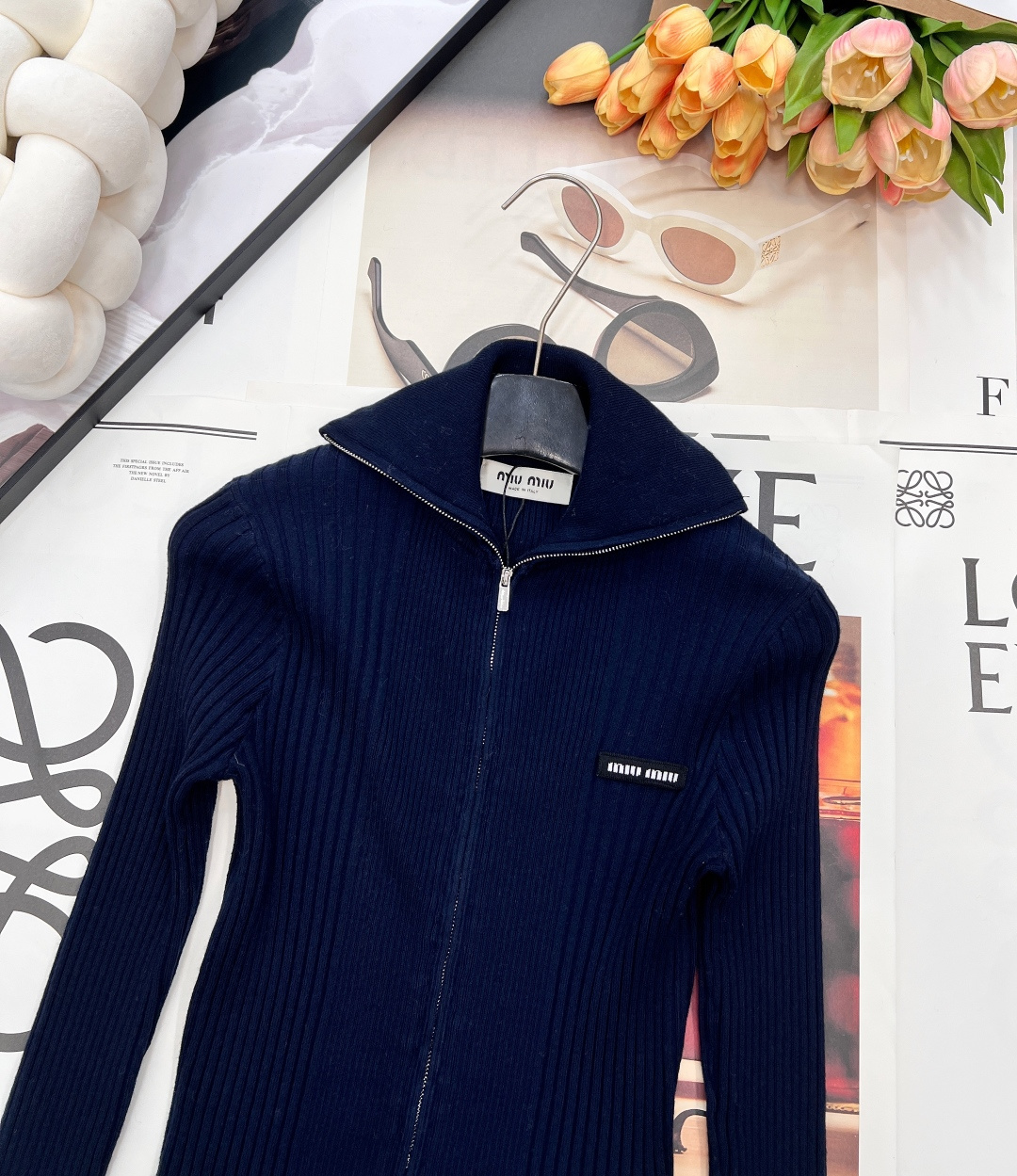 🆕 MIUMIU 新款字母贴片弹力针织开衫这款羊毛针织开衫诠释简约休闲风格。罗纹针织形成别样纹理，短裁版