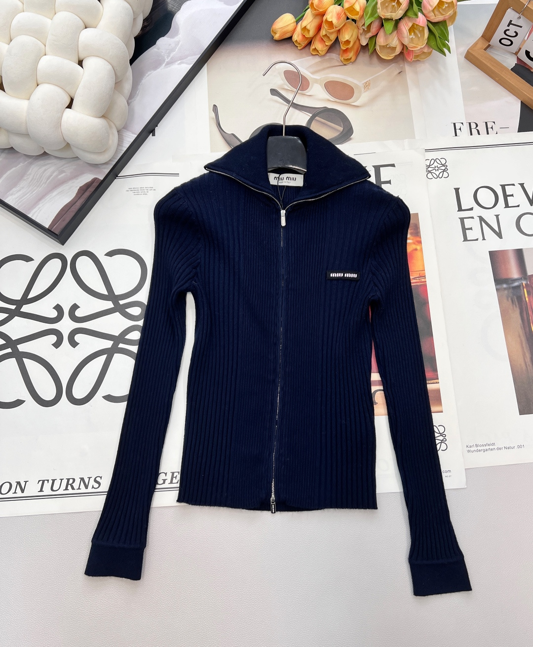 NO:658426,MIUMIU's new letter patch stretch knitted cardigan. This wool knitted cardigan interprets a simple and casual style. The rib knitting creates a different texture, and the short-cut version highlights the modern aesthetics. The knitted logo patch adds an iconic element. The zippers are made of metal and have a very textured wool fabric, which feels thick and high in weight. The lapel design is slim fit and has a proper hot girl style~ It feels clean and the upper body is very lazy and has a very gentle feeling.  The short, slim fit is really slimming!  Three standard items are complete, two colors are shipped in bulk, sizes are sml, miumiu, alexander wang19860909MIUMIU 新款字母贴片弹力针织开衫 这款羊毛针织开衫诠释简约休闲风格.罗纹针织形成别样纹理,短裁版型则彰显摩登美学.针织徽标贴布平添标志性元素. 拉链都是金属材质 很有质感 羊毛面料,手感厚实高克重 翻领设计 修身版型 妥妥辣妹风～ 干干净净的感觉 上身就是很慵懒 很温柔的感觉 小短款修身版型 真的好显瘦！三标齐全,两色大货出 尺码sml 编,,miumiu,alexander wang,Women's clothing