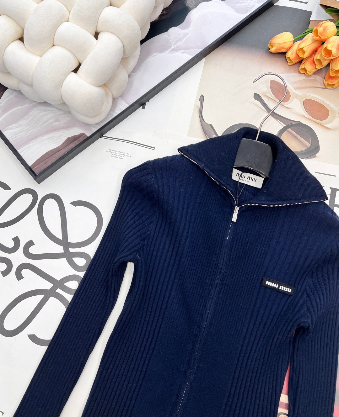 🆕 MIUMIU 新款字母贴片弹力针织开衫这款羊毛针织开衫诠释简约休闲风格。罗纹针织形成别样纹理，短裁版