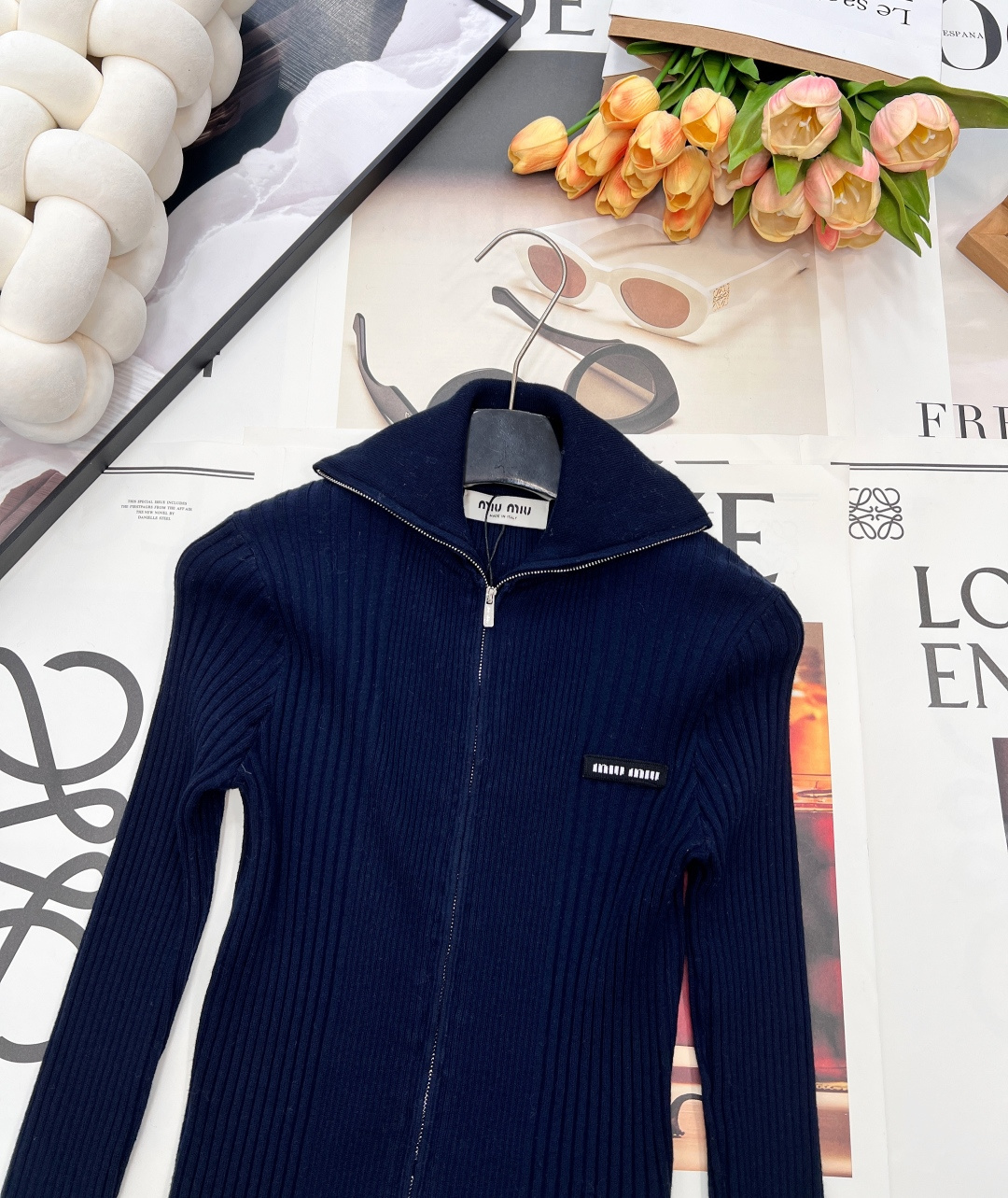 🆕 MIUMIU 新款字母贴片弹力针织开衫这款羊毛针织开衫诠释简约休闲风格。罗纹针织形成别样纹理，短裁版