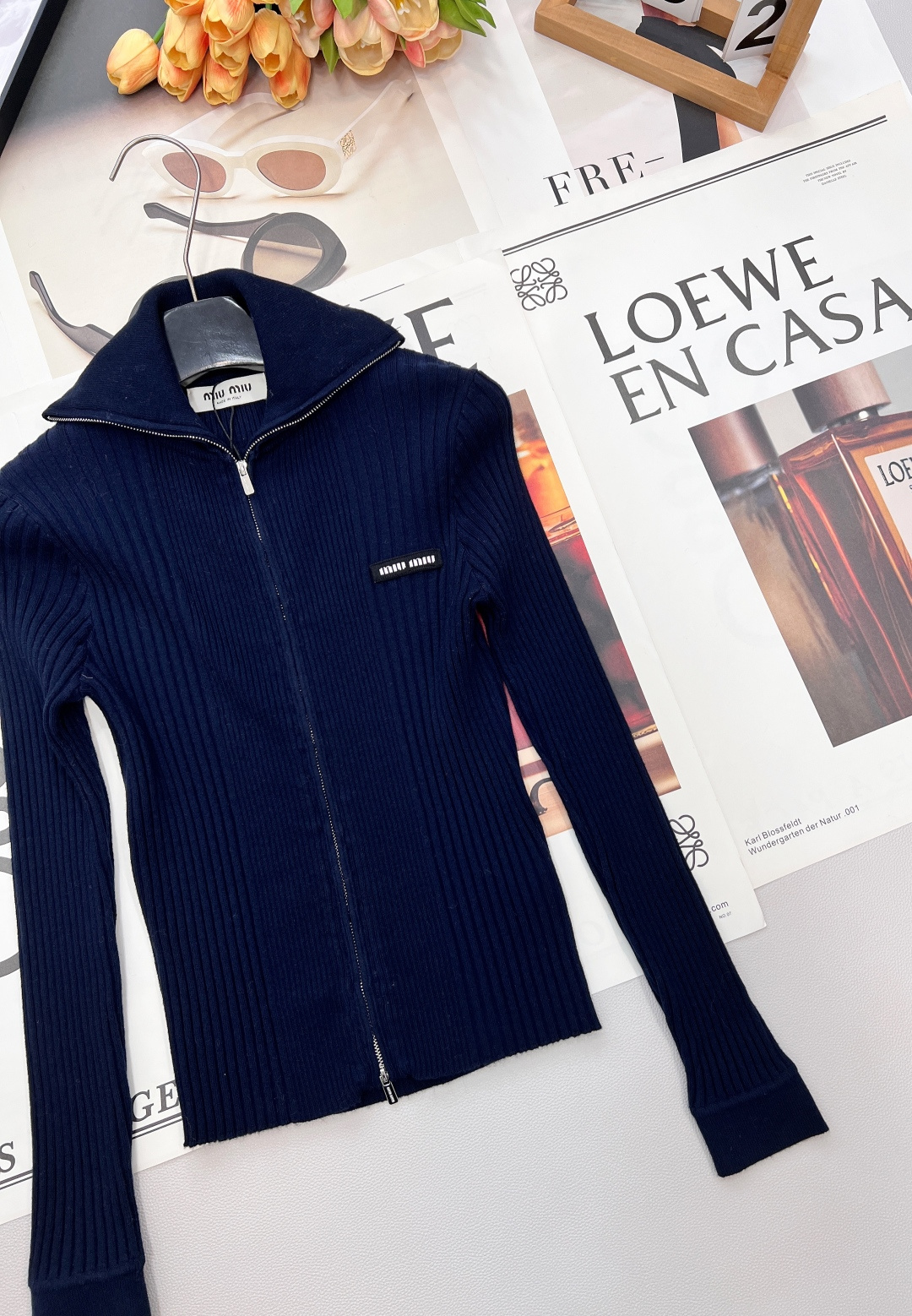 🆕 MIUMIU 新款字母贴片弹力针织开衫这款羊毛针织开衫诠释简约休闲风格。罗纹针织形成别样纹理，短裁版