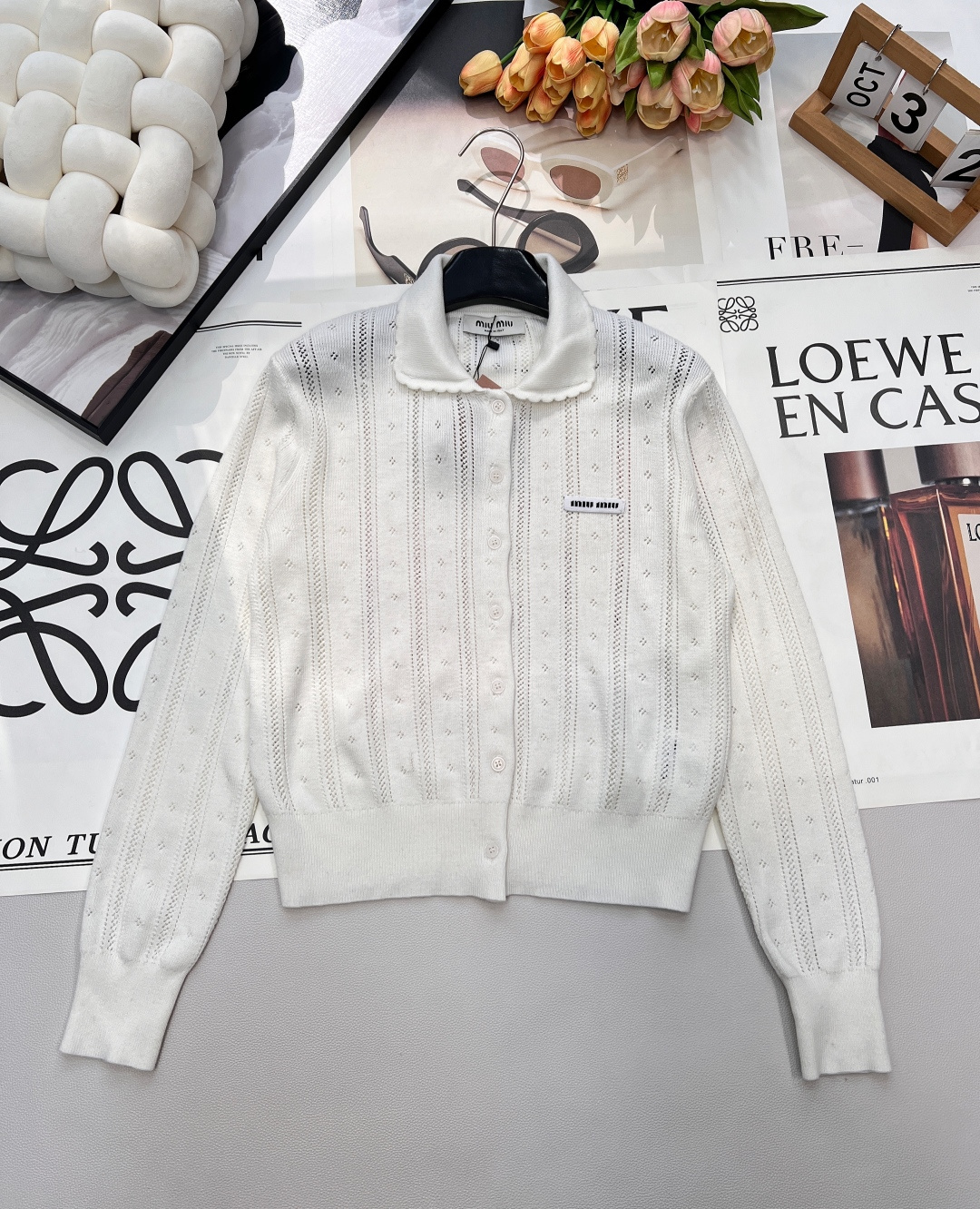 NO:658422,MIUMIU monogram logo hollow lapel knitted cardigan coexists laziness and sophistication. It is based on 'off-white gentle tone' and is matched with 'hollow vertical stripe jacquard' design. The details are full of high-end. Wool material is comfortable and breathable. The lapel cut is neat and elegant, and the monogram logo is embellished. It low-key highlights the brand style. Whether worn alone or layered, it can be easily controlled for intellectual commuting or romantic date style. White is simple, clean and stylish without losing style.  The upper body is full of vitality, full of pure desire and noble wealth, fashionable and innocent college atmosphere ~ gentleness and sophistication intertwined, laziness and elegance coexist. All three standards are complete!  Two colors available, size sml code,,miumiu,alexander wang19860909MIUMIU 字母徽标镂空翻领针织开衫 慵懒与精致并存,以 “米白温柔色调”为基调,搭配 “镂空竖条纹提花” 设计,细节处尽显高级感 羊毛材质 舒适又透气 翻领剪裁利落优雅,字母徽标点缀 低调彰显品牌格调,无论是单穿还是叠搭,都能轻松驾驭 知性通勤或浪漫约会风格.  白色简约干净利落又不失格调 上身元气感满满 纯欲又显贵千金感满满 时髦又天真学院气息～ 温柔与精致交织,慵懒与优雅并存.三标齐全！两色出 尺码sml 编码,,miumiu,alexander wang,Women's clothing