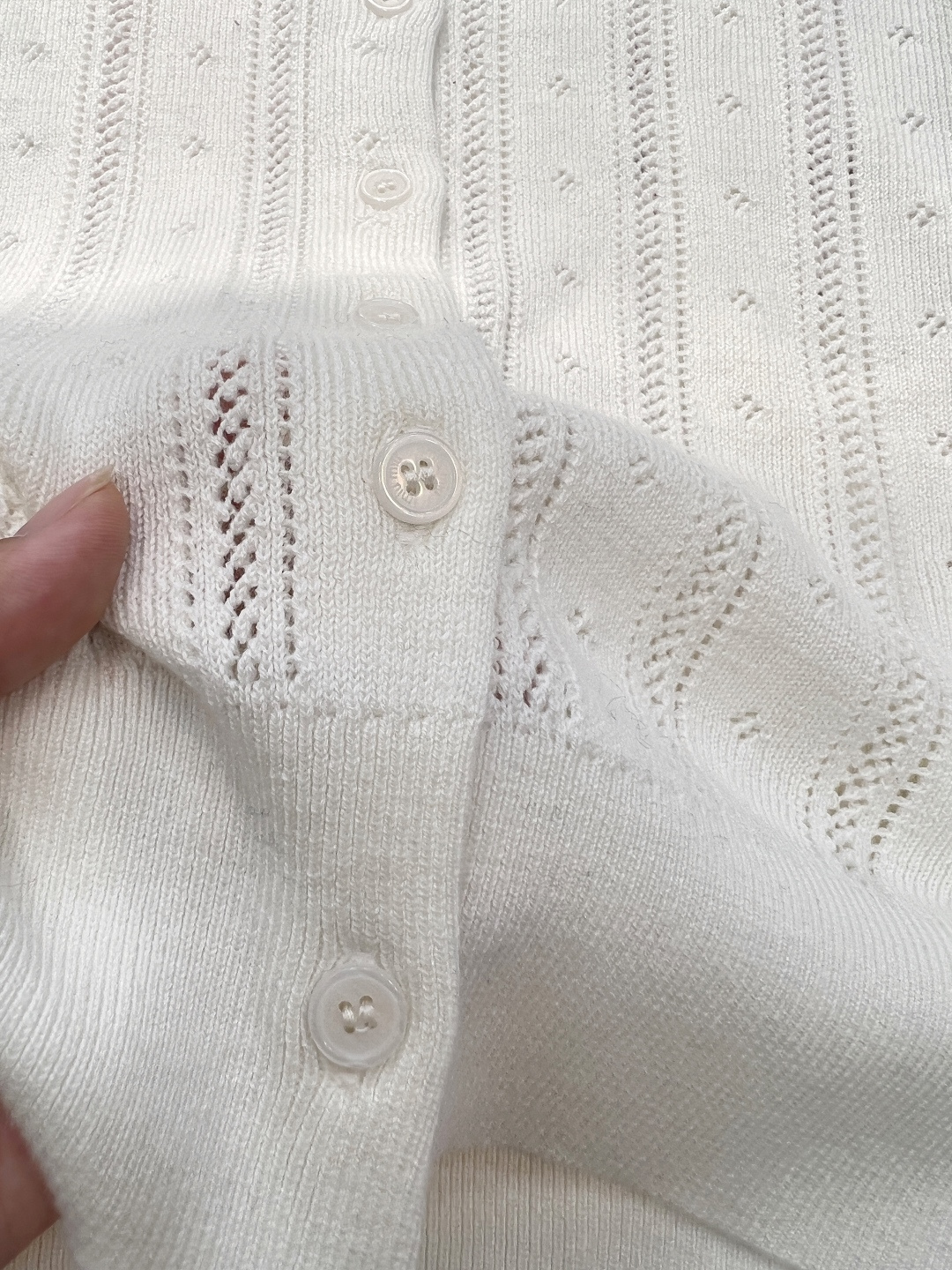 🆕 MIUMIU 字母徽标镂空翻领针织开衫慵懒与精致并存，以 “米白温柔色调”为基调，搭配 “镂空竖条纹