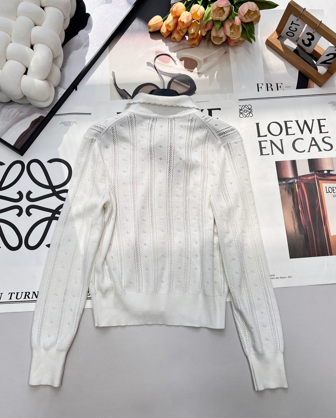 🆕 MIUMIU 字母徽标镂空翻领针织开衫慵懒与精致并存，以 “米白温柔色调”为基调，搭配 “镂空竖条纹