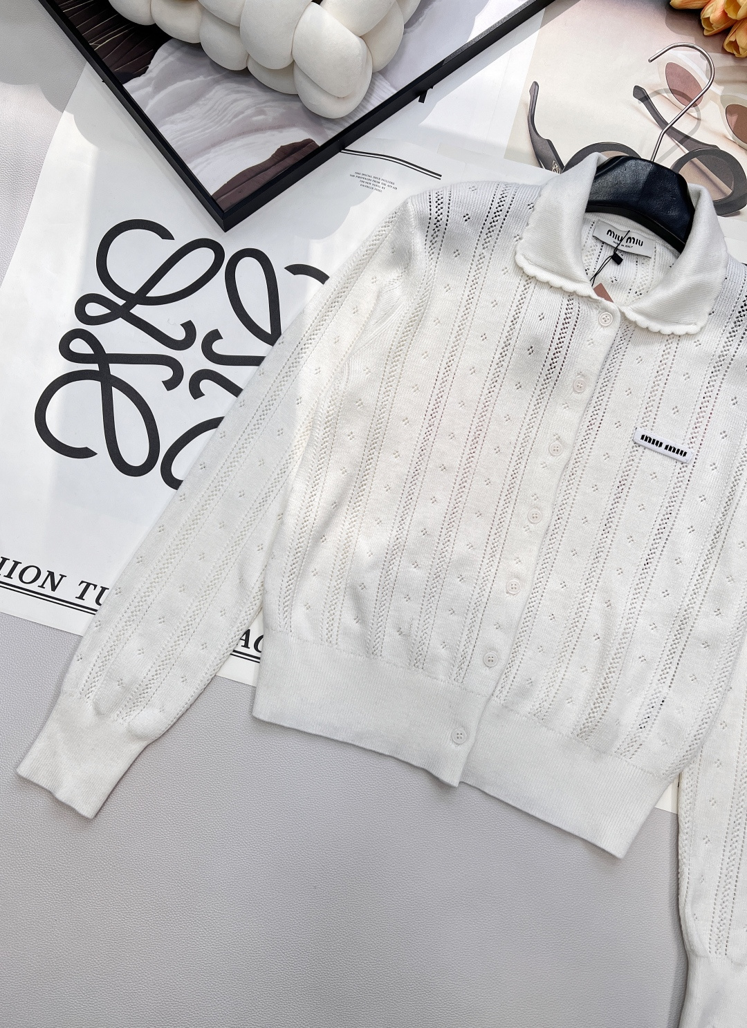 🆕 MIUMIU 字母徽标镂空翻领针织开衫慵懒与精致并存，以 “米白温柔色调”为基调，搭配 “镂空竖条纹