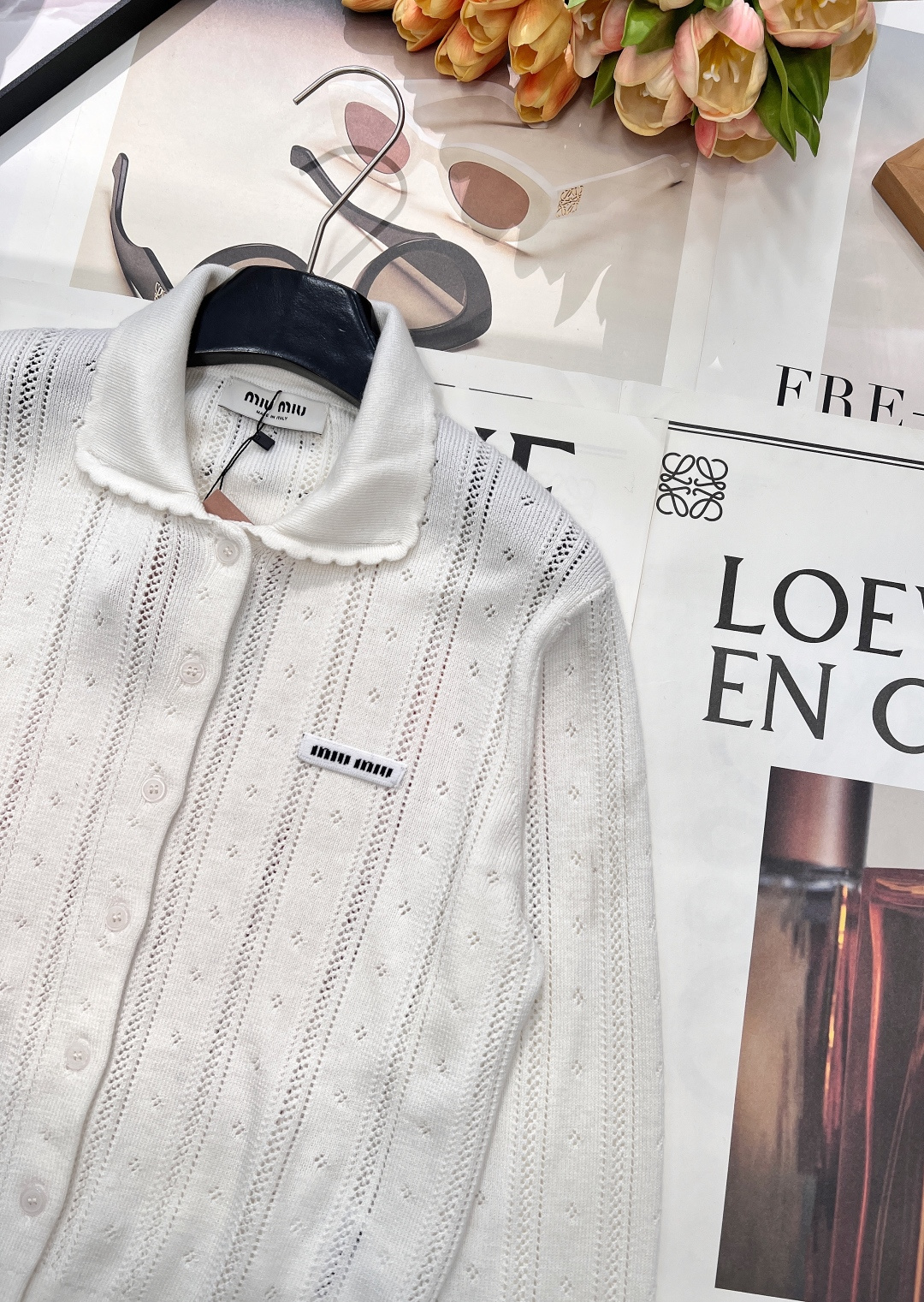 🆕 MIUMIU 字母徽标镂空翻领针织开衫慵懒与精致并存，以 “米白温柔色调”为基调，搭配 “镂空竖条纹