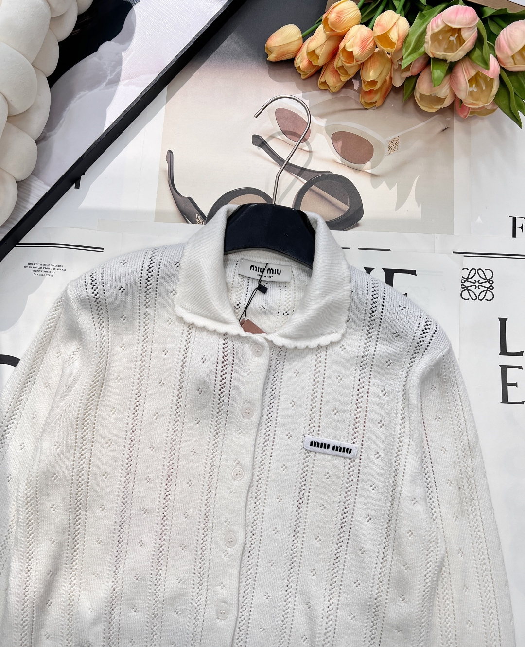 🆕 MIUMIU 字母徽标镂空翻领针织开衫慵懒与精致并存，以 “米白温柔色调”为基调，搭配 “镂空竖条纹