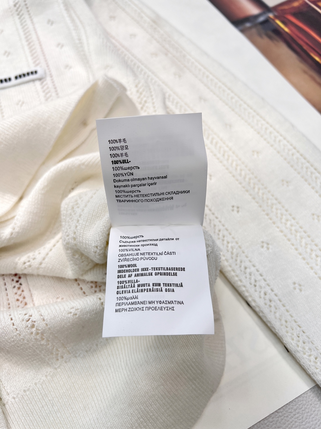 🆕 MIUMIU 字母徽标镂空翻领针织开衫慵懒与精致并存，以 “米白温柔色调”为基调，搭配 “镂空竖条纹