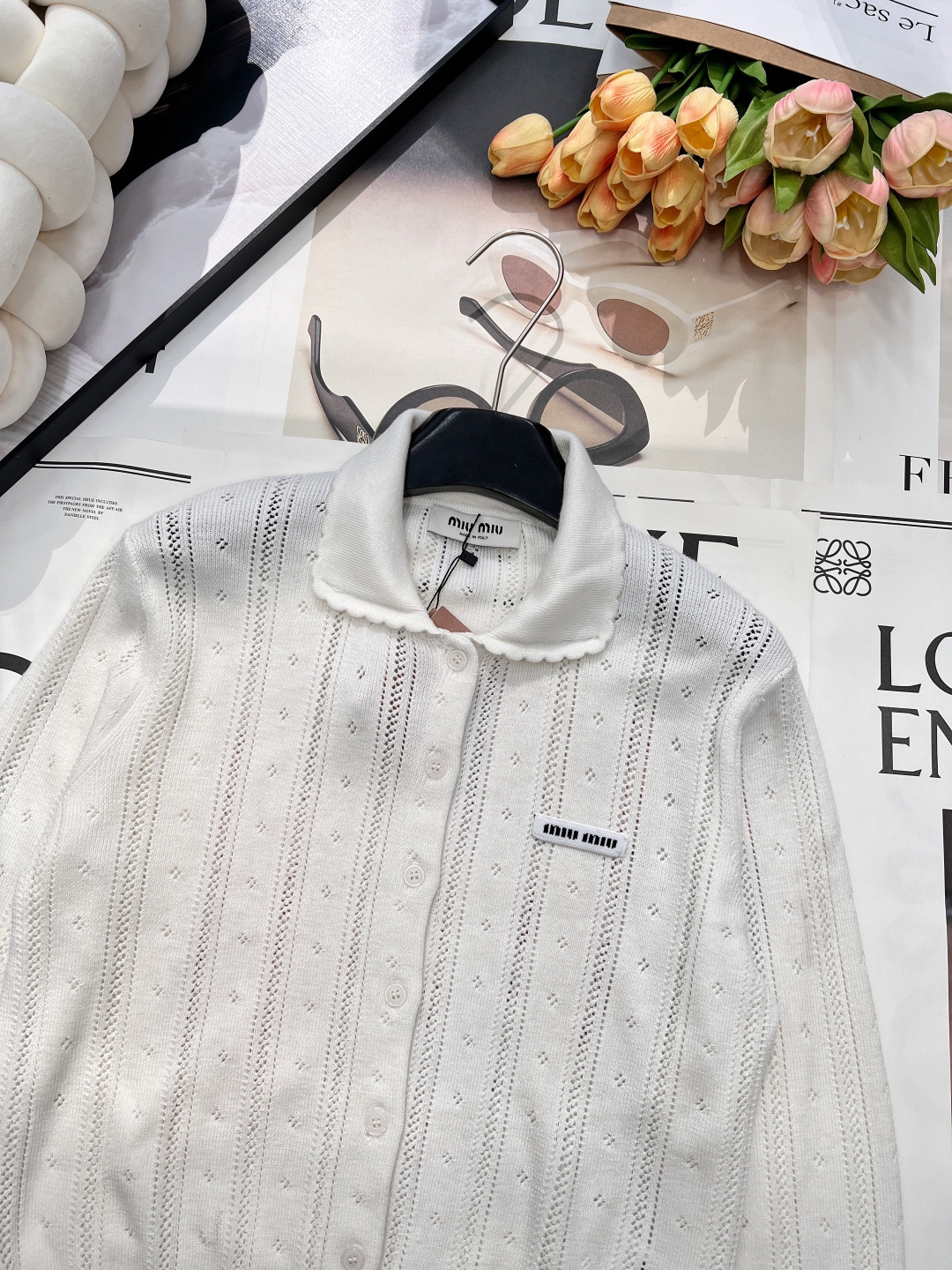 🆕 MIUMIU 字母徽标镂空翻领针织开衫慵懒与精致并存，以 “米白温柔色调”为基调，搭配 “镂空竖条纹