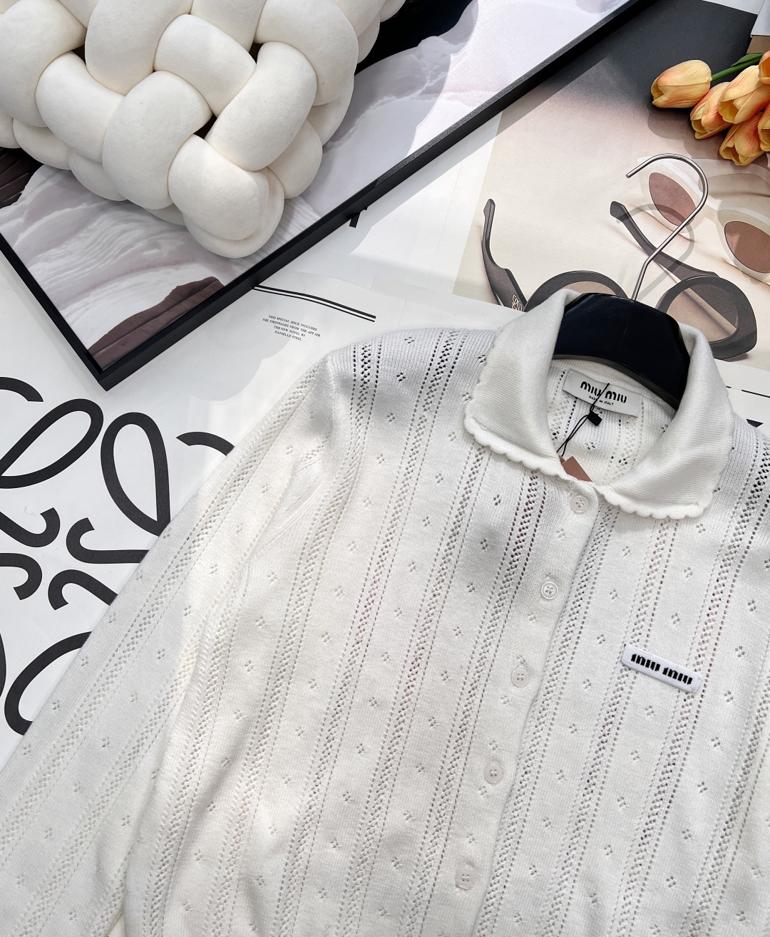 🆕 MIUMIU 字母徽标镂空翻领针织开衫慵懒与精致并存，以 “米白温柔色调”为基调，搭配 “镂空竖条纹