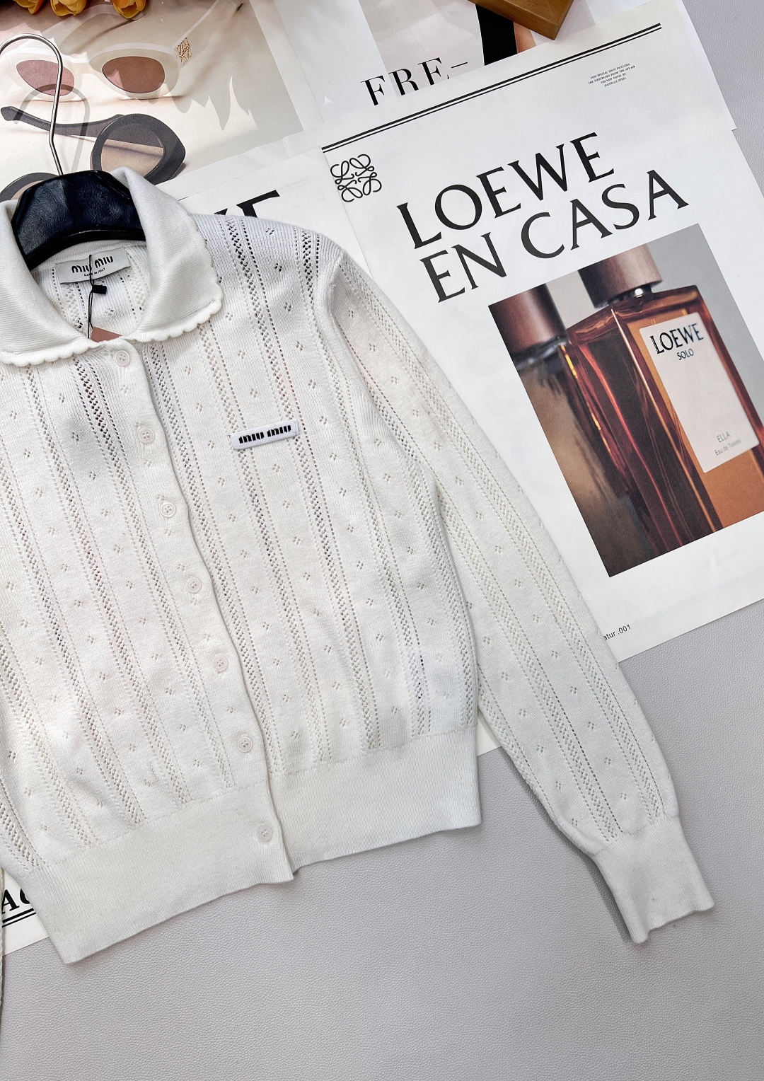 🆕 MIUMIU 字母徽标镂空翻领针织开衫慵懒与精致并存，以 “米白温柔色调”为基调，搭配 “镂空竖条纹