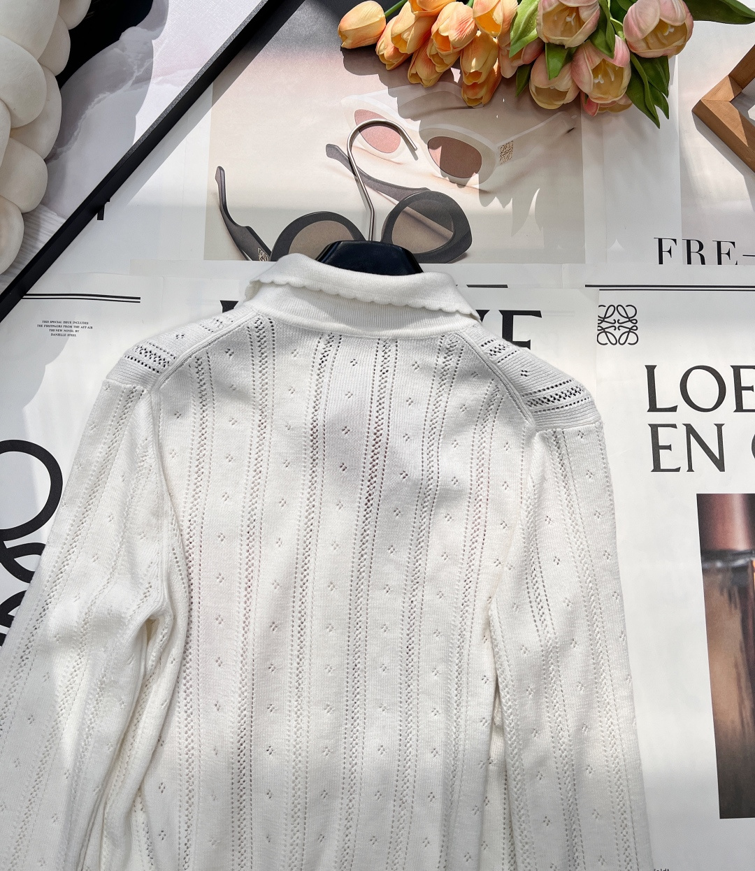 🆕 MIUMIU 字母徽标镂空翻领针织开衫慵懒与精致并存，以 “米白温柔色调”为基调，搭配 “镂空竖条纹