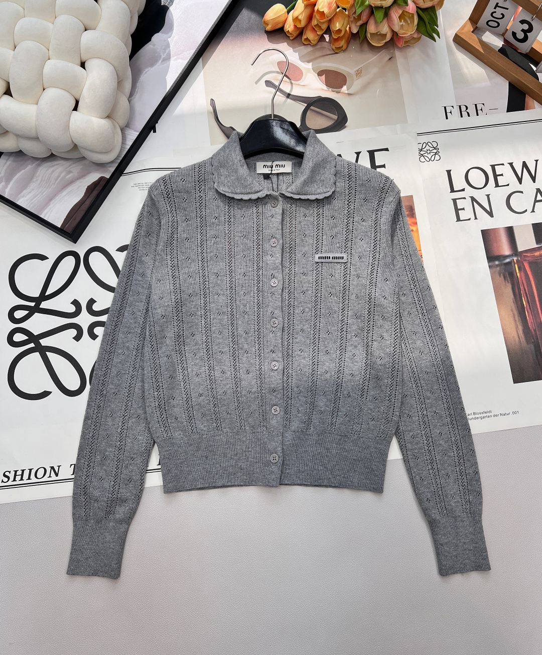 🆕 MIUMIU 字母徽标镂空翻领针织开衫慵懒与精致并存，以 “米白温柔色调”为基调，搭配 “镂空竖条纹