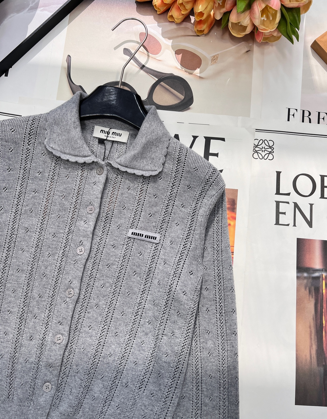 🆕 MIUMIU 字母徽标镂空翻领针织开衫慵懒与精致并存，以 “米白温柔色调”为基调，搭配 “镂空竖条纹