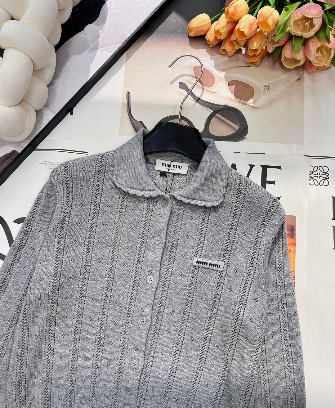 🆕 MIUMIU 字母徽标镂空翻领针织开衫慵懒与精致并存，以 “米白温柔色调”为基调，搭配 “镂空竖条纹