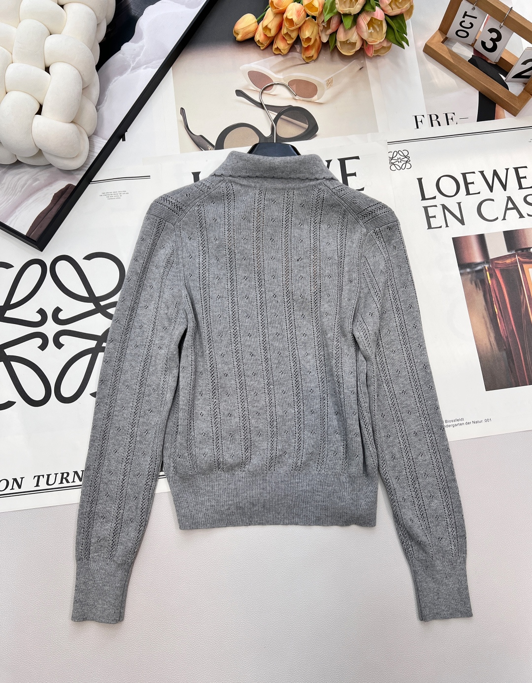 🆕 MIUMIU 字母徽标镂空翻领针织开衫慵懒与精致并存，以 “米白温柔色调”为基调，搭配 “镂空竖条纹