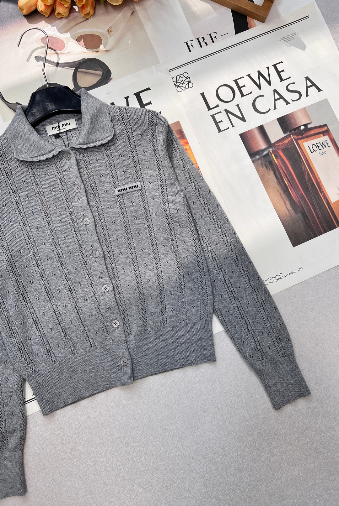 🆕 MIUMIU 字母徽标镂空翻领针织开衫慵懒与精致并存，以 “米白温柔色调”为基调，搭配 “镂空竖条纹