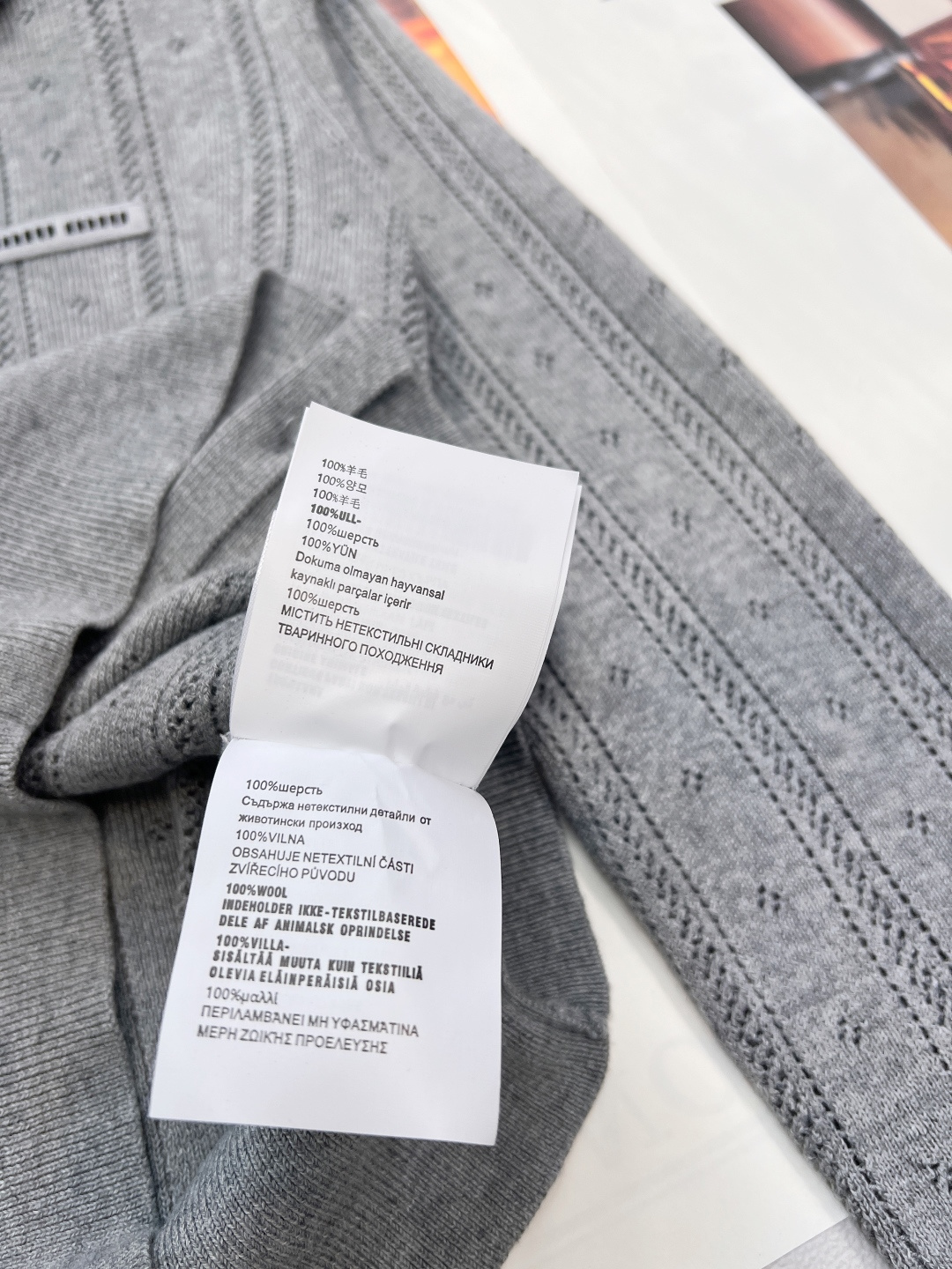 🆕 MIUMIU 字母徽标镂空翻领针织开衫慵懒与精致并存，以 “米白温柔色调”为基调，搭配 “镂空竖条纹