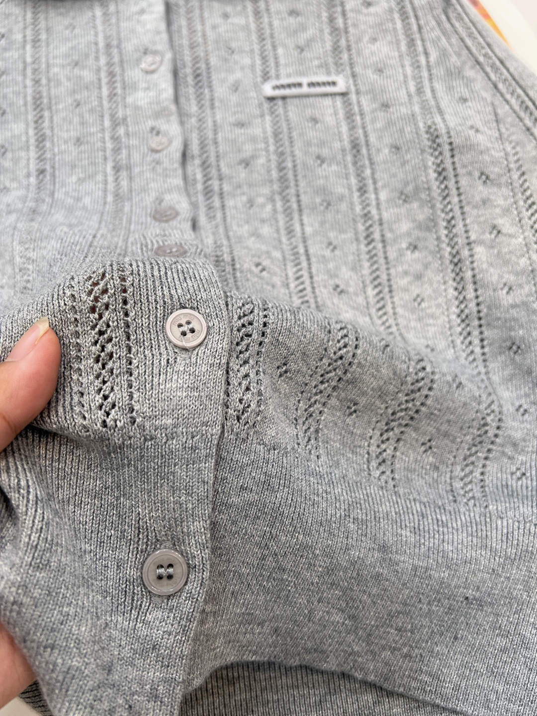 🆕 MIUMIU 字母徽标镂空翻领针织开衫慵懒与精致并存，以 “米白温柔色调”为基调，搭配 “镂空竖条纹