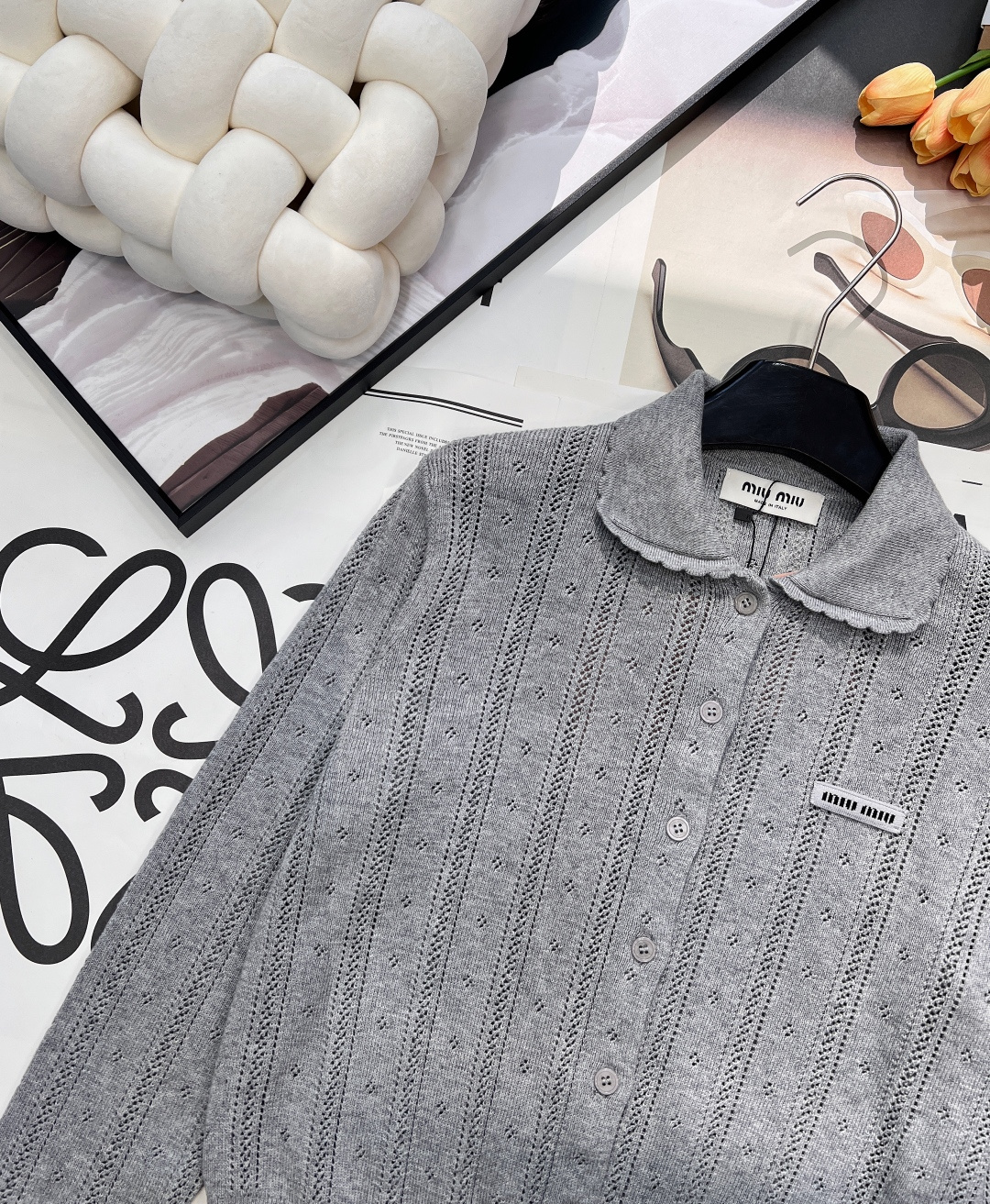 🆕 MIUMIU 字母徽标镂空翻领针织开衫慵懒与精致并存，以 “米白温柔色调”为基调，搭配 “镂空竖条纹