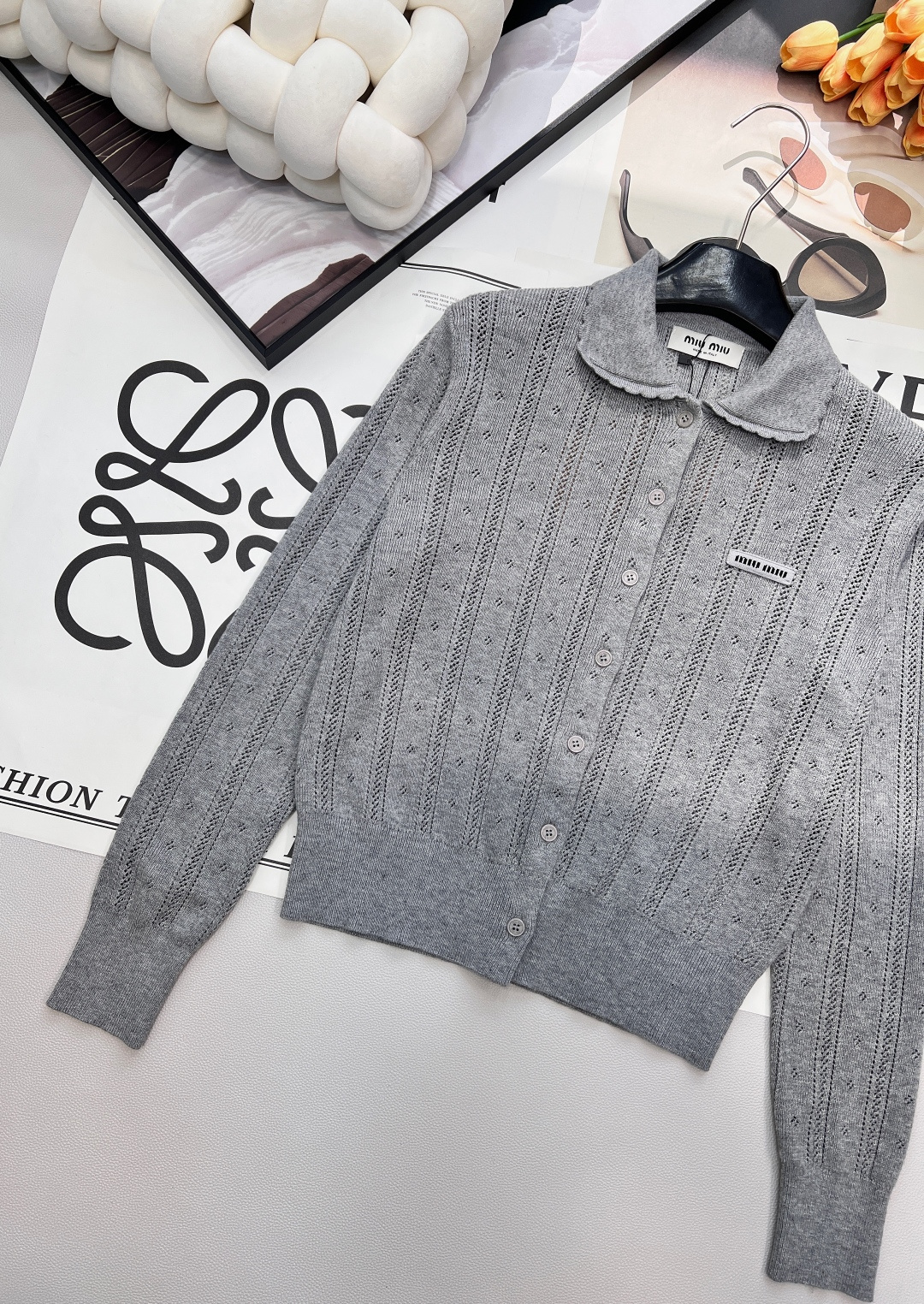 🆕 MIUMIU 字母徽标镂空翻领针织开衫慵懒与精致并存，以 “米白温柔色调”为基调，搭配 “镂空竖条纹