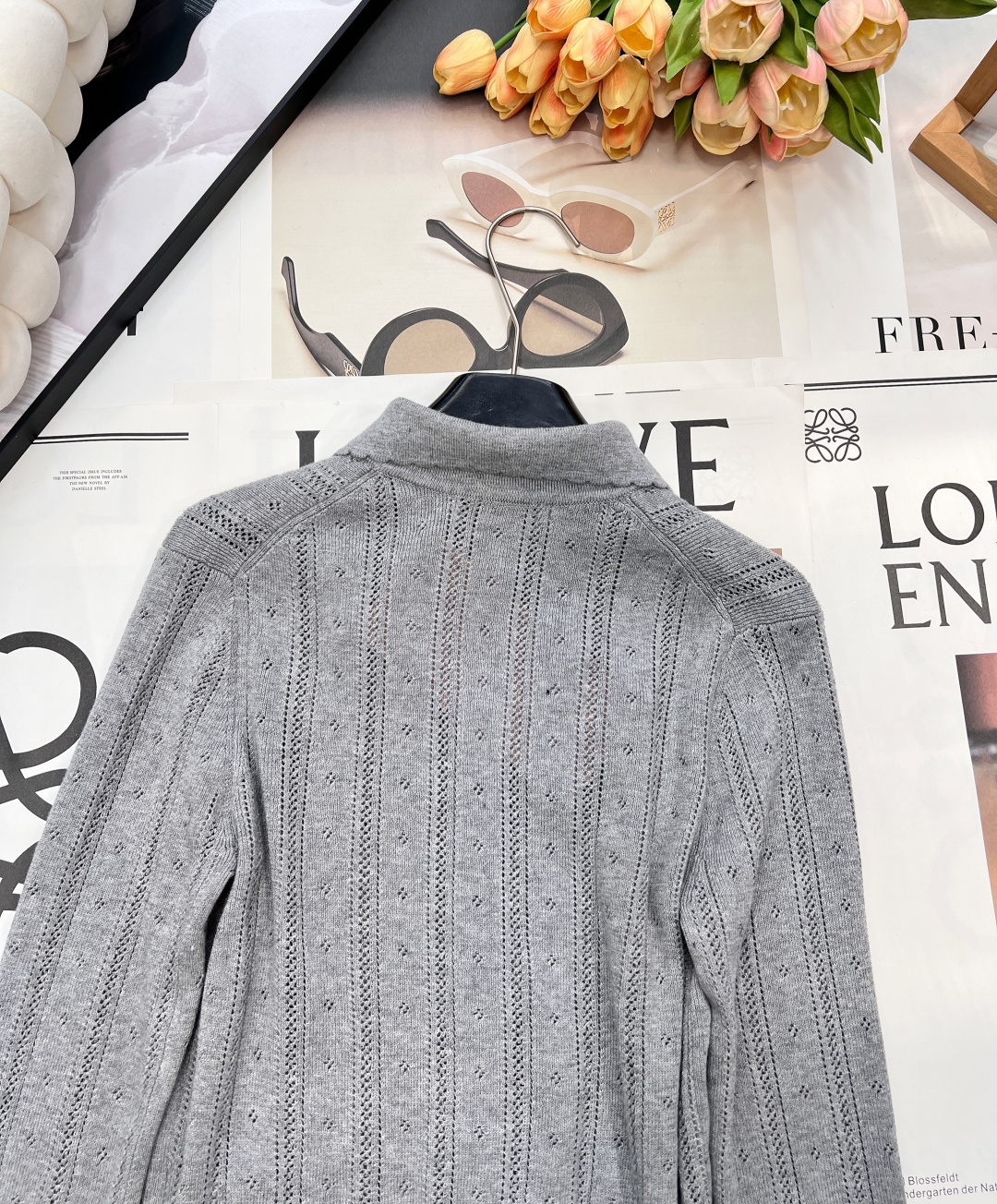 🆕 MIUMIU 字母徽标镂空翻领针织开衫慵懒与精致并存，以 “米白温柔色调”为基调，搭配 “镂空竖条纹