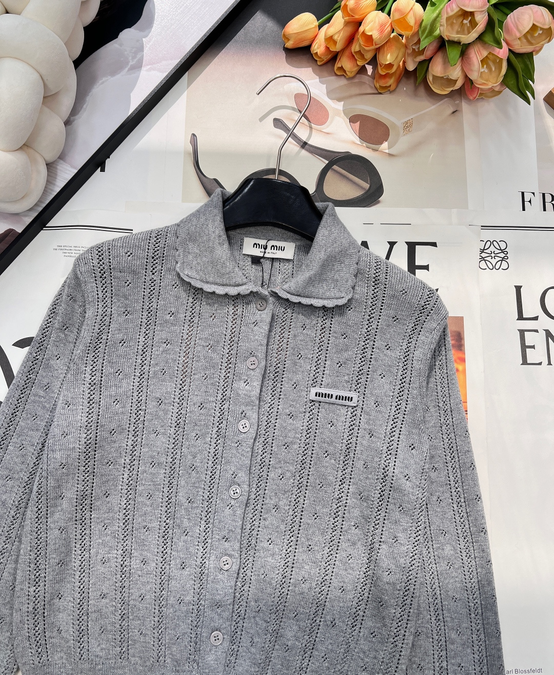 🆕 MIUMIU 字母徽标镂空翻领针织开衫慵懒与精致并存，以 “米白温柔色调”为基调，搭配 “镂空竖条纹